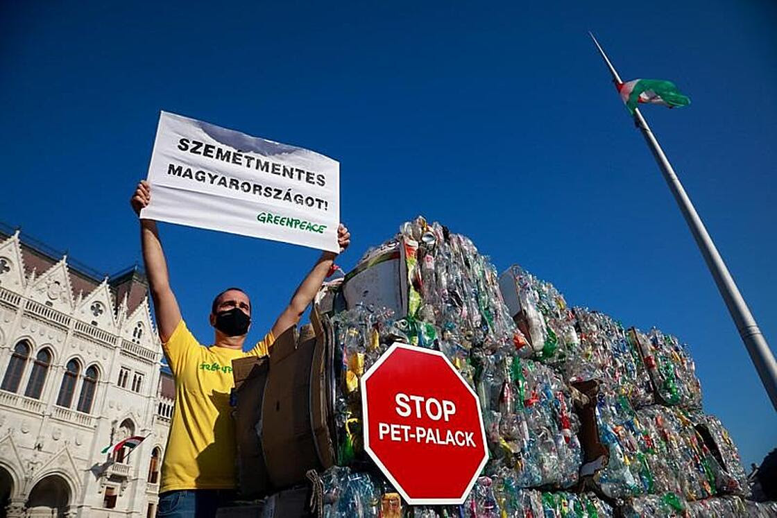 Egy bála műanyaghulladékkal emlékezteti a kormányt a Greenpeace, hogy tenni kellene valamit a szeméthegyek ellen