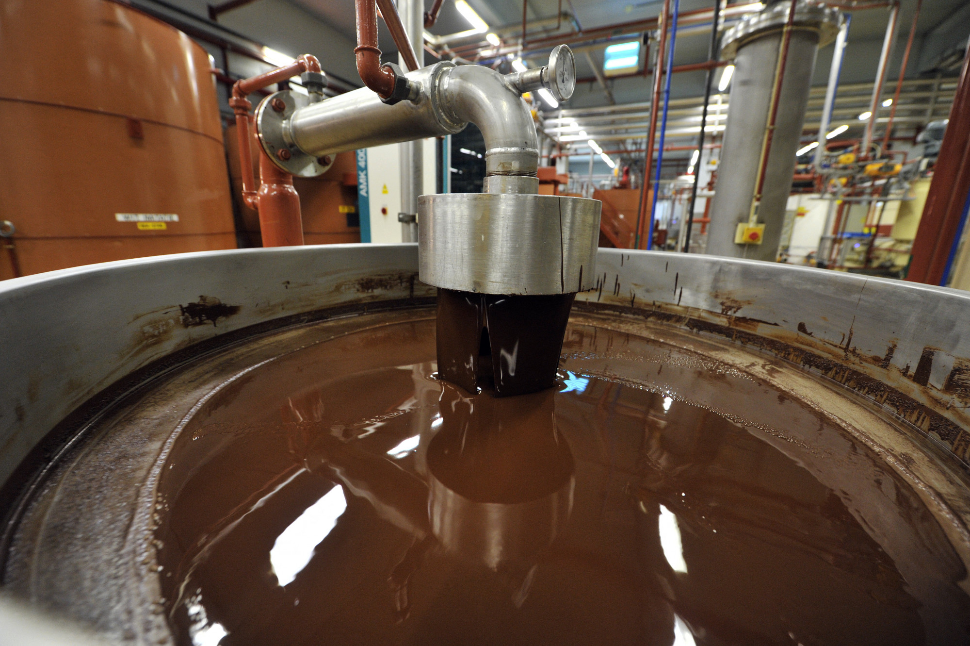 Csokoládégyártás a Barry Callebaut most szalmonellafertőzés miatt bezárt wiezei üzemében 2013-ban.
