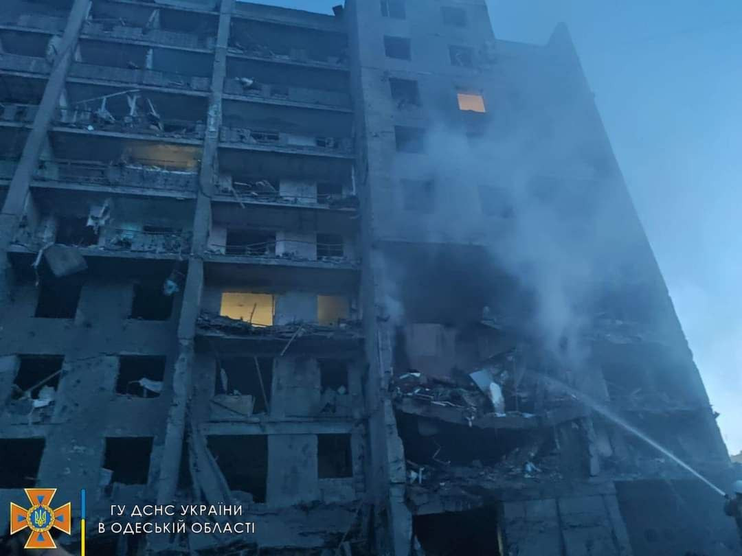 Orosz rakéta talált el egy kilencemeletes lakóházat Bilhorod-Dnyisztrovszkij városában, Odesza közelében.