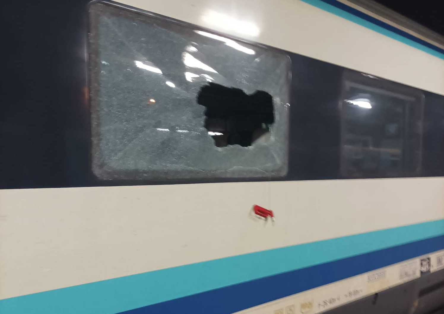 Annyira felforrósodott a levegő egy vonaton a Keleti pályaudvaron, hogy az utasok törték be az ablakot
