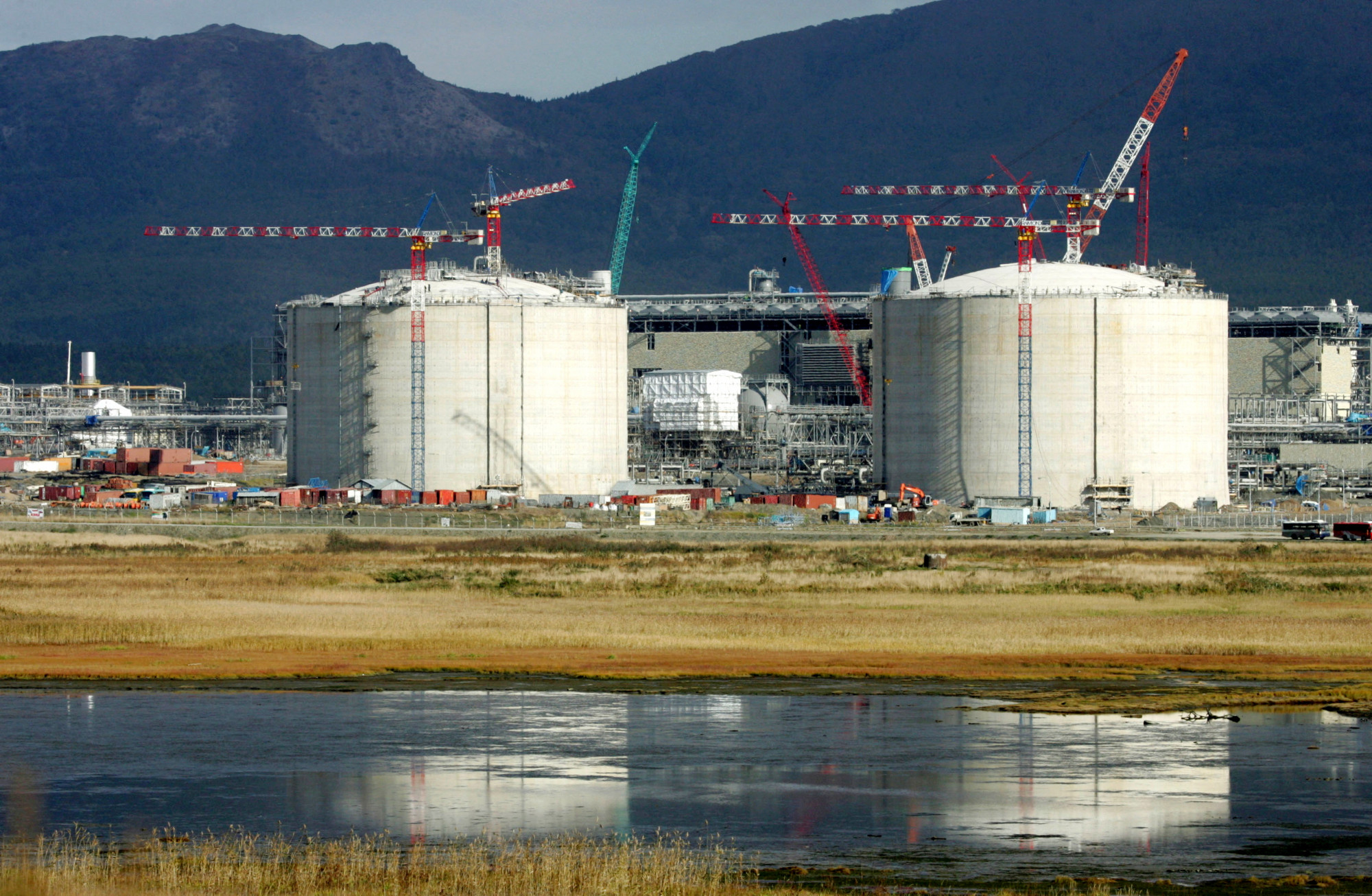 Oroszország egyszerűen kicsavarja a Shell és egy japán energiacég kezéből a világ egyik legnagyobb LNG-projektjét