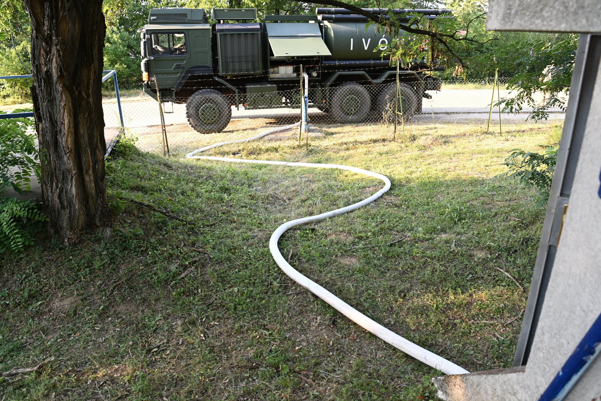 A Magyar Honvédség Rába H25-ös vízszállító kocsijából ivóvizet töltenek Solymáron a Panoráma utca és a Lejtő utca sarkán lévő víztározóba a vízhiány miatt
