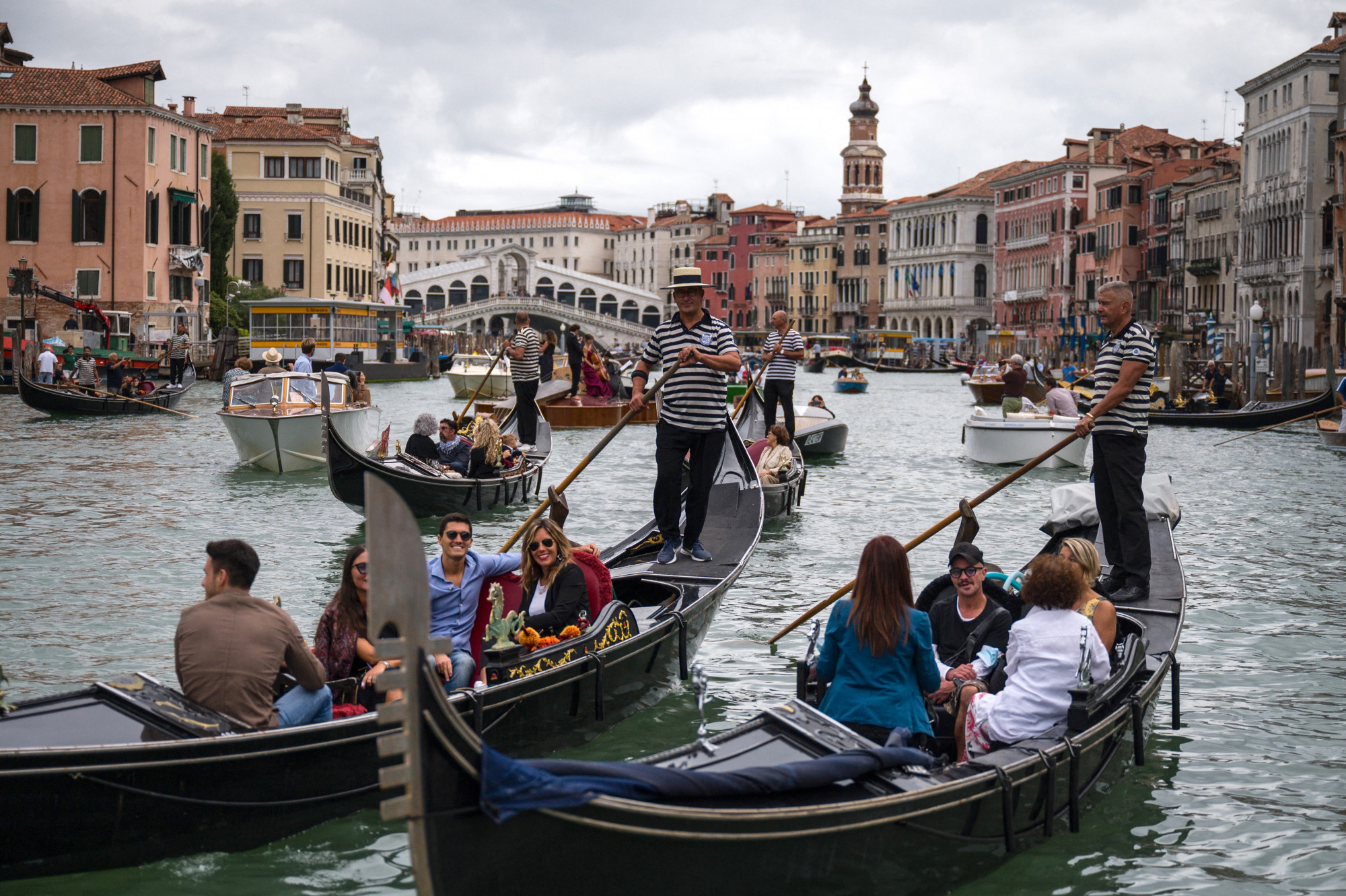 Turisták gondoláznak Velencében.