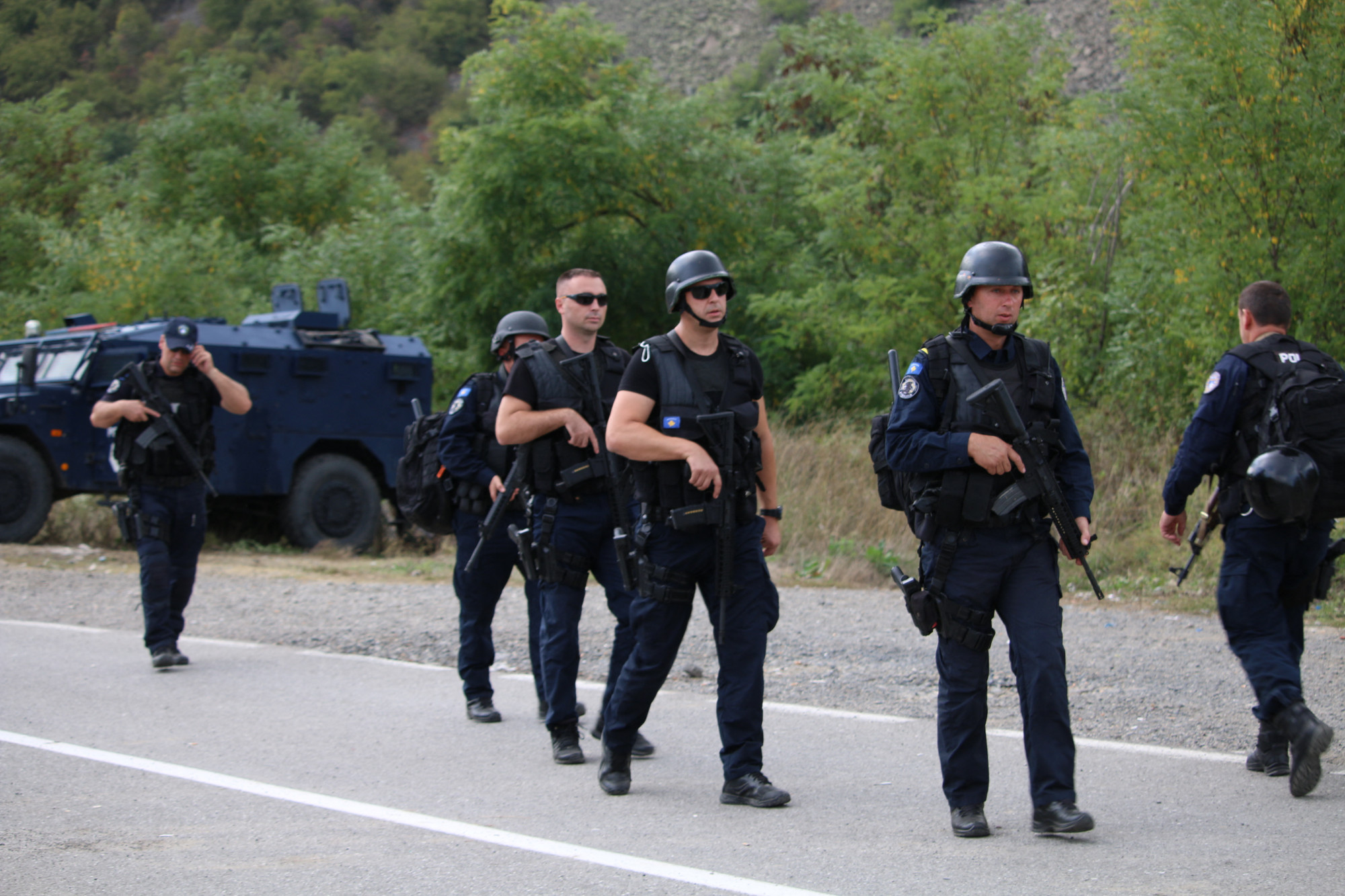 Blokád, feszültség, rendőrök, harci gépek a koszovói-szerb határon