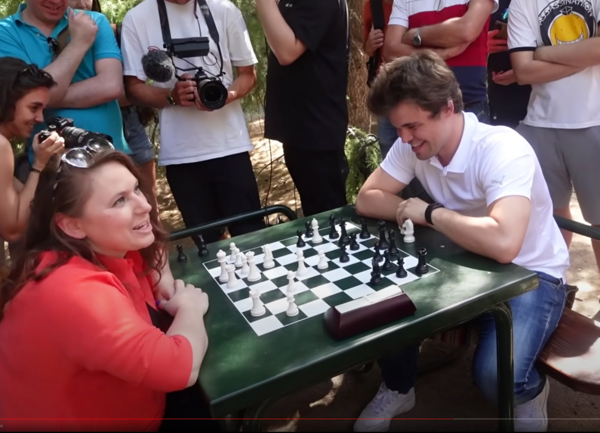 Polgár Judit lezúzza Magnus Carlsent, a norvég világbajnokot egy madridi parkban