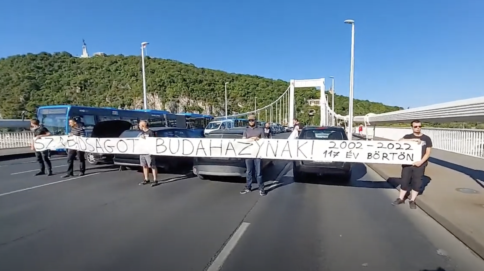 „Szabadságot Budaházynak!” - tüntetők zárták le az Erzsébet hidat