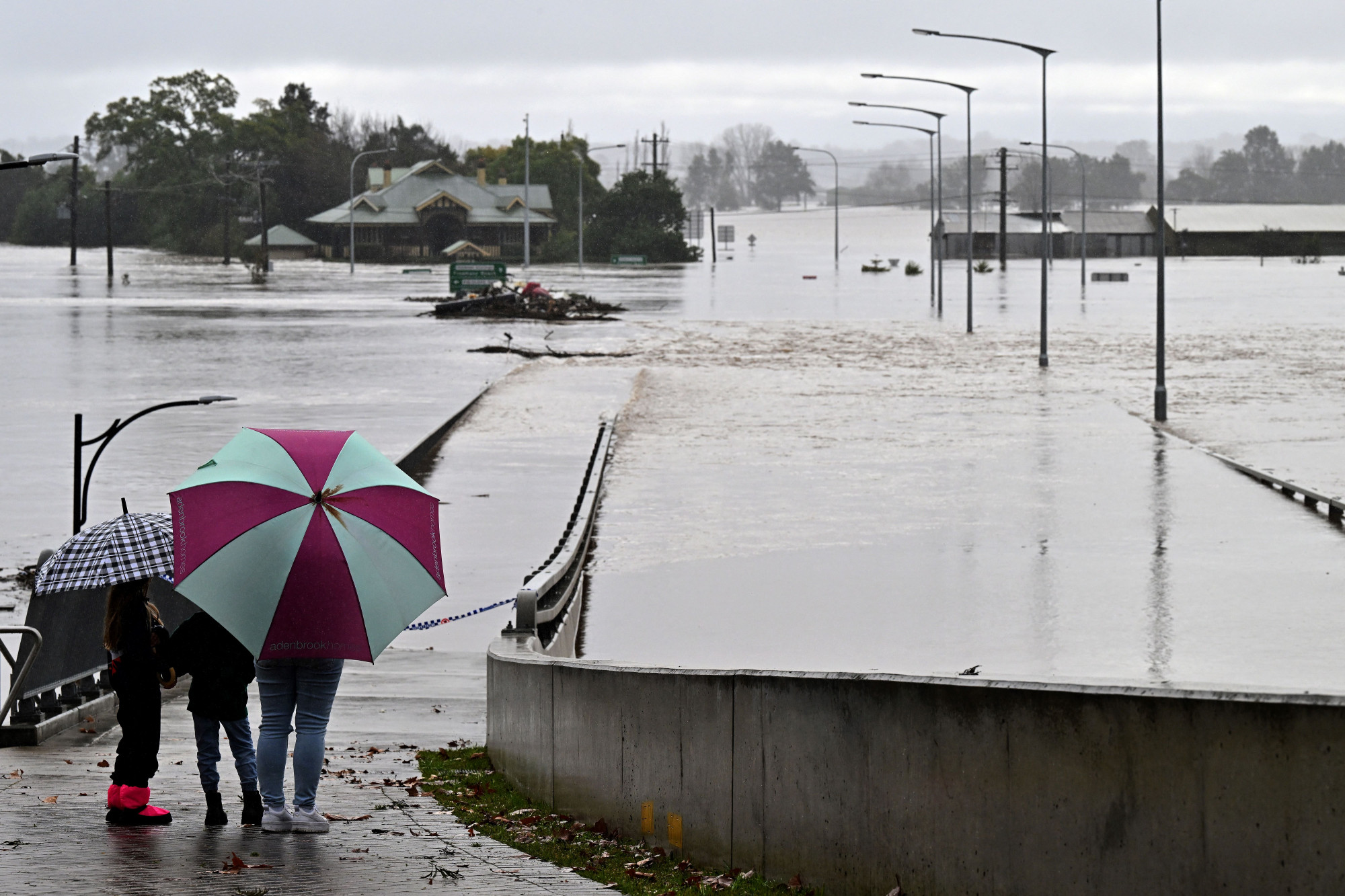 Ausztráliában 50 ezer embernek kell elhagynia otthonát az árvíz miatt
