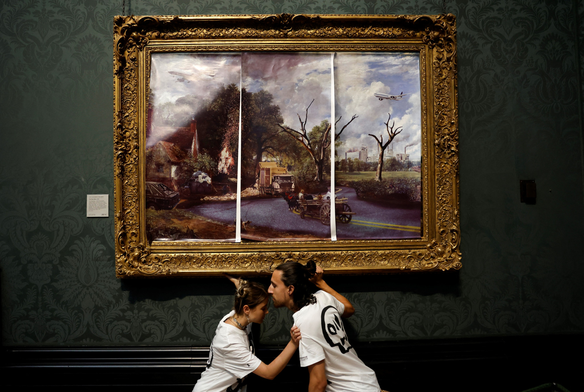 Klímaaktivisták apokaliptikus jövőt ábrázoló képpel fedték le a londoni Nemzeti Galéria egyik népszerű festményét
