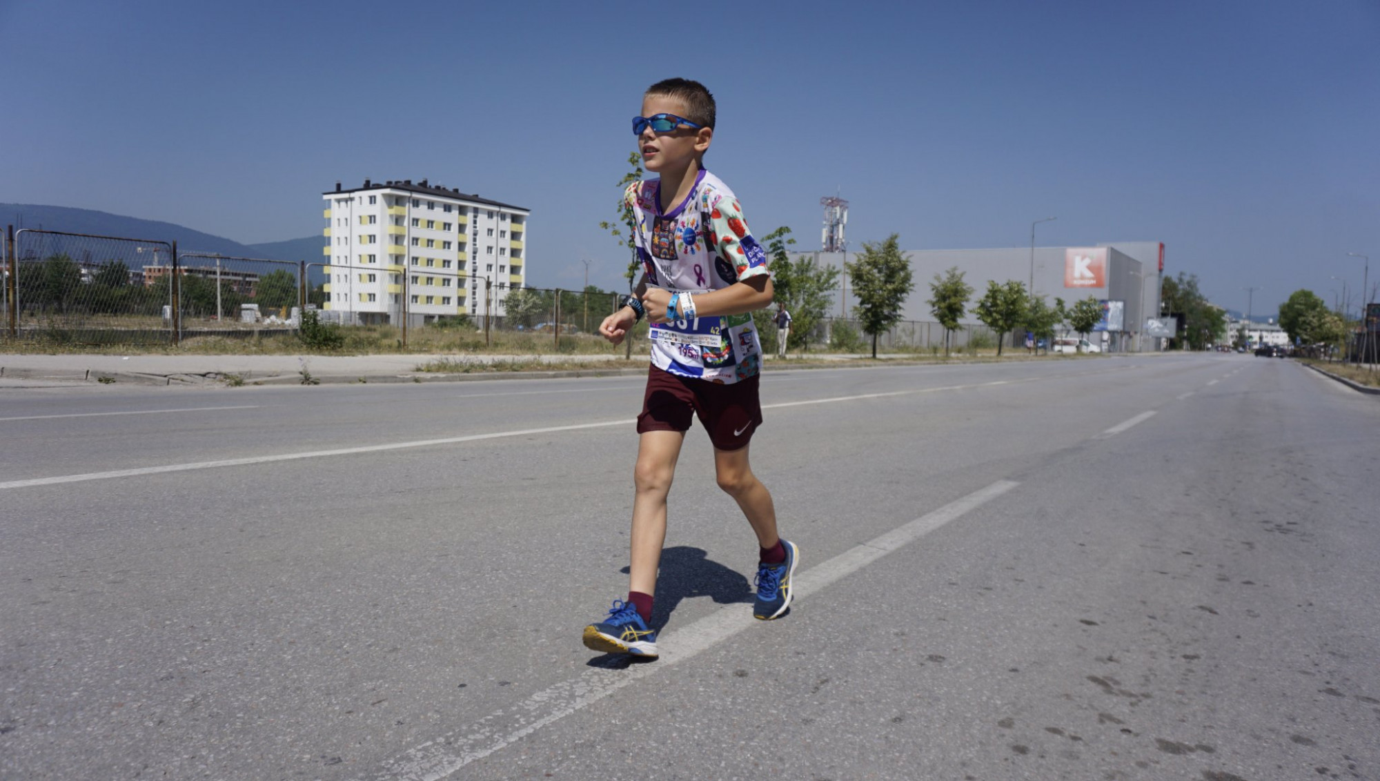 Lóci, a 10 éves maratonista a szarajevói hőségben falja a kilométereket