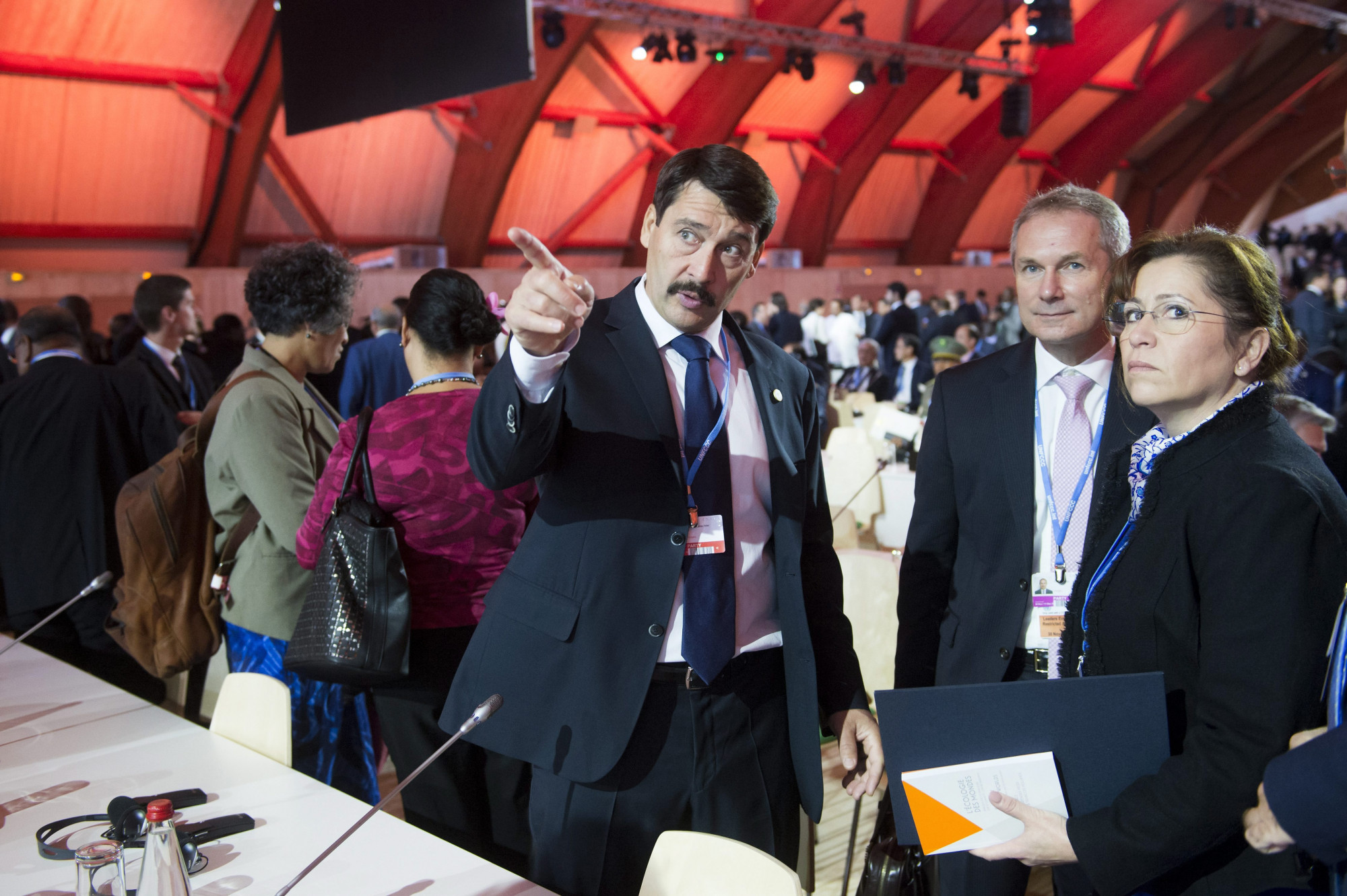 Áder János köztársasági elnök (k) az ENSZ 21. klímakonferenciáján a Párizs melletti Le Bourget-ban 2015. november 30-án. Mellette Kõrösi Csaba, a Köztársasági Elnöki Hivatal (KEH) Környezeti Fenntarthatóság Igazgatóságának vezetõje és Altorjai Anita, a KEH sajtóigazgatója.