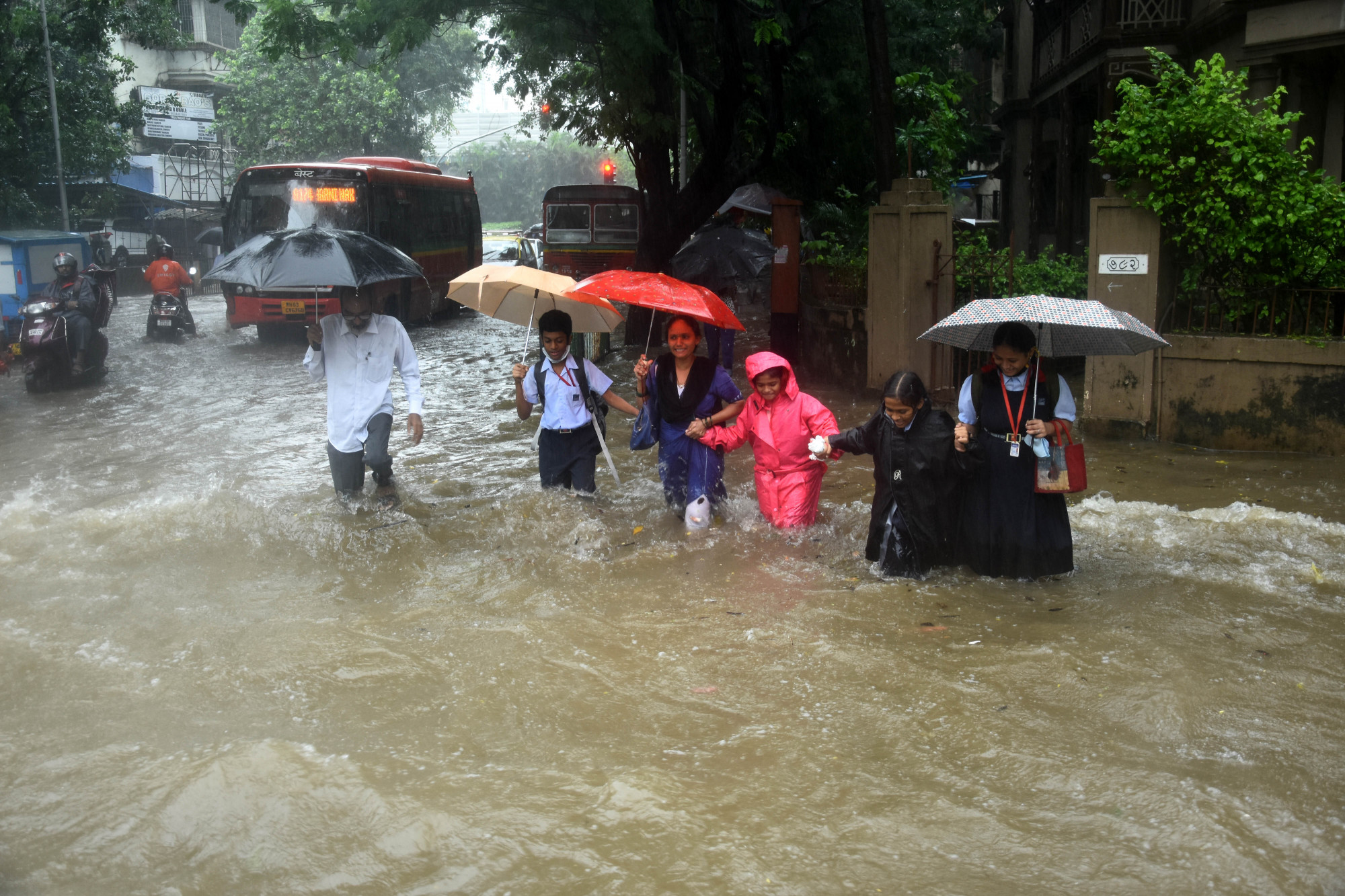 Még több eső eshet a már most elárasztott Mumbaiban
