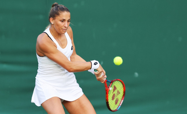 Udvardy Panna a belga Elise Mertens ellen játszik a wimbledoni teniszbajnokság nõi egyesének második fordulójában 2022. június 29-én