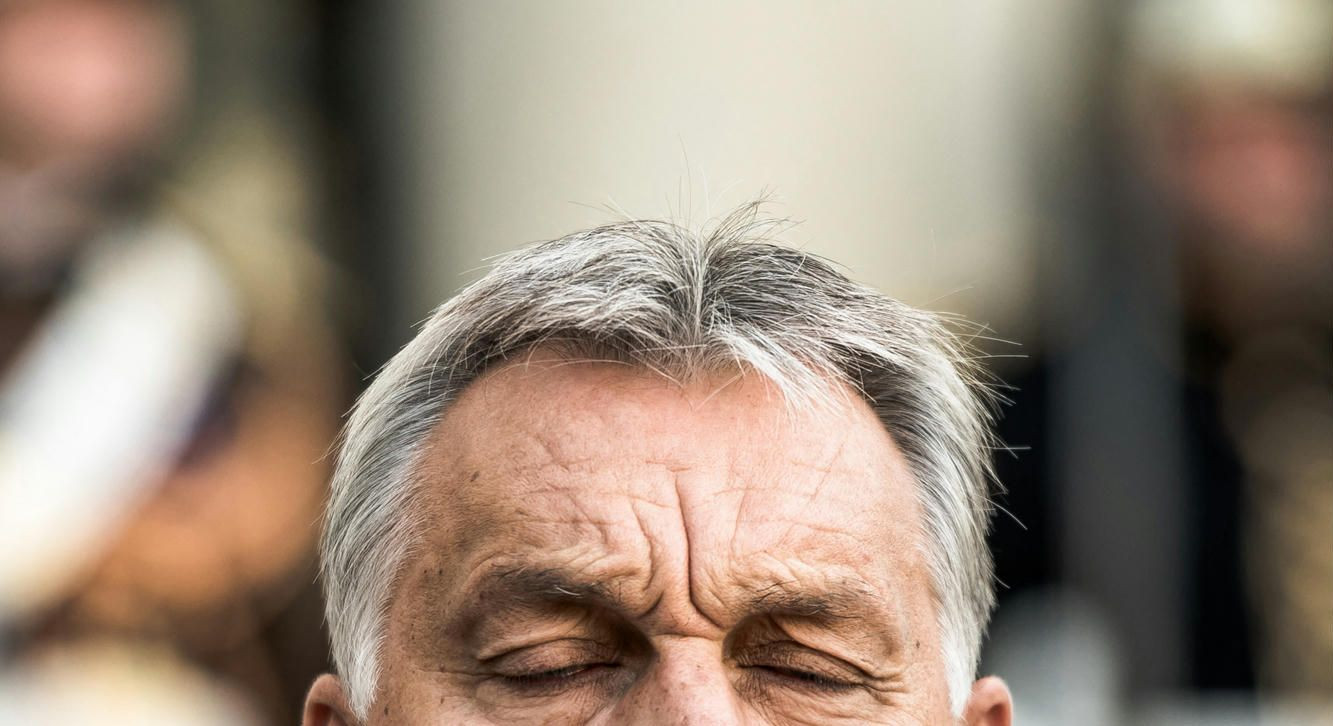 Hétvégi olvasnivalók Orbán meghunyászkodásától a kék plüssszörnyig