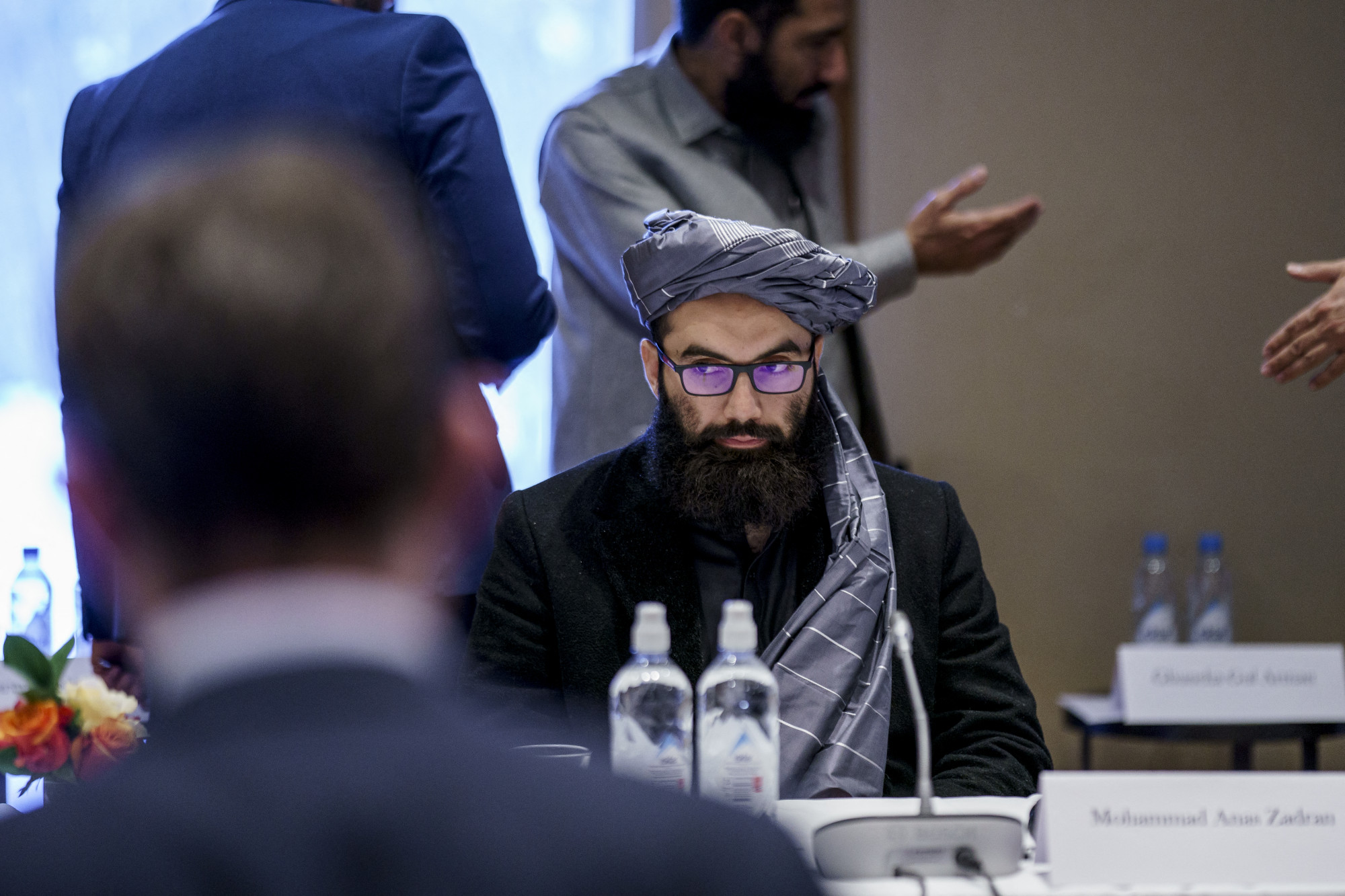 Anász Hakkáni tálib képviselő részt vesz a nemzetközi különleges képviselők és a tálibok képviselőinek találkozóján 2022. január 24-én Oslóban, Norvégiában.