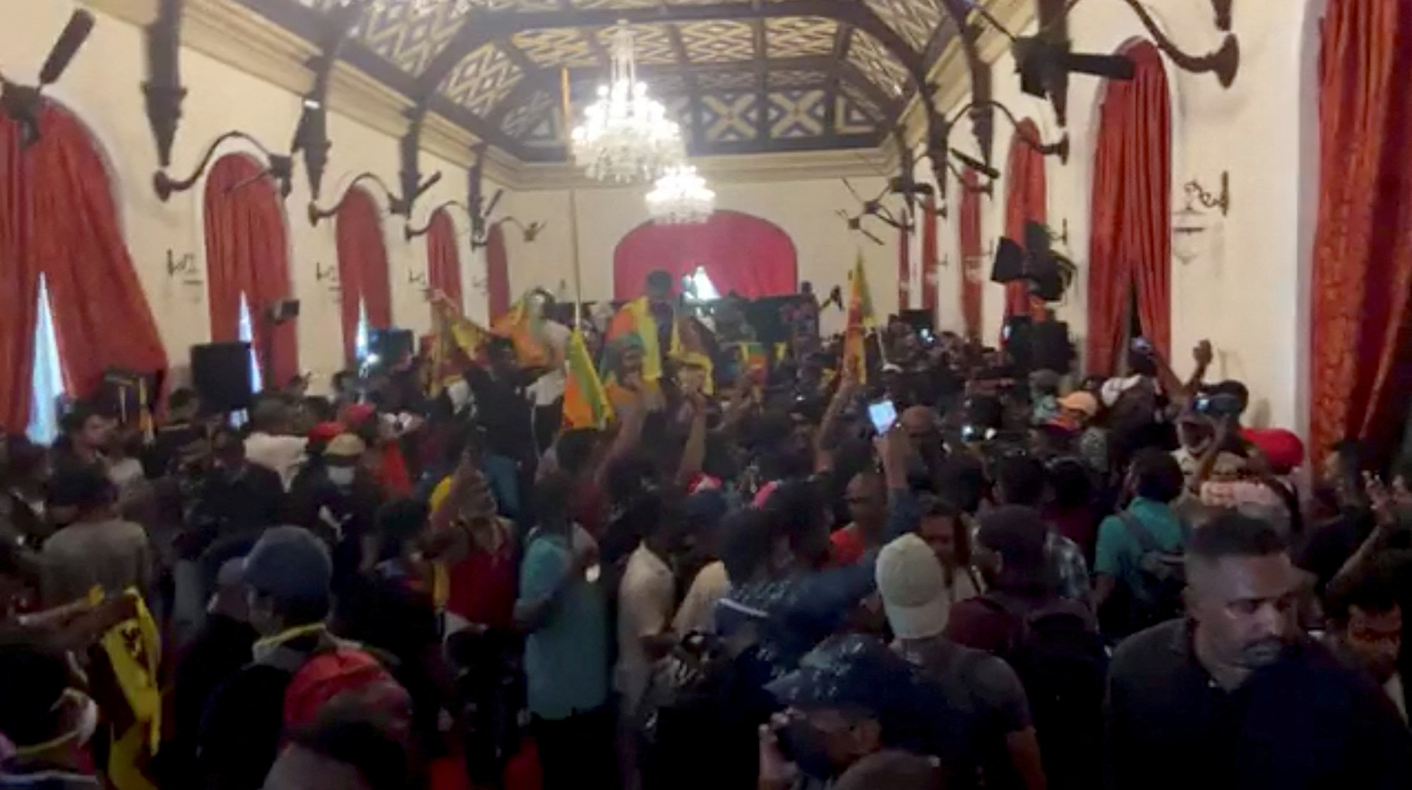 Tüntetők ezrei rohamozták meg a Srí Lanka-i elnök rezidenciáját
