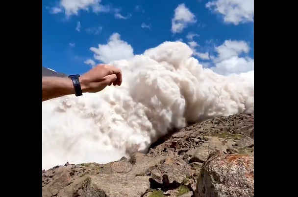 Videóra vette egy brit turista, ahogy lavina lepi el a kirgiz hegyekben