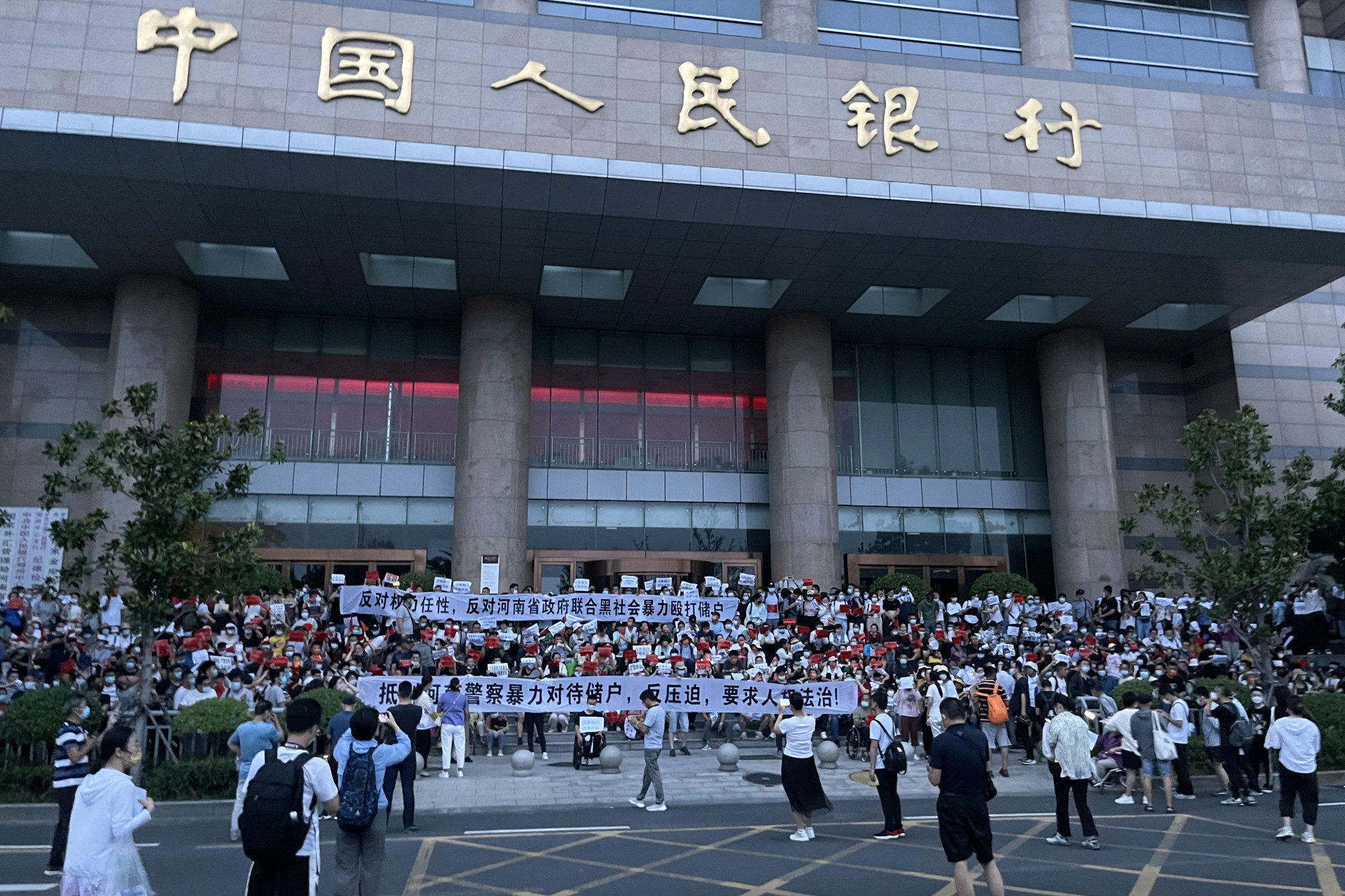 Megtakarításukat féltő kisbefektetők tüntetését verte szét a rendőrség Kínában