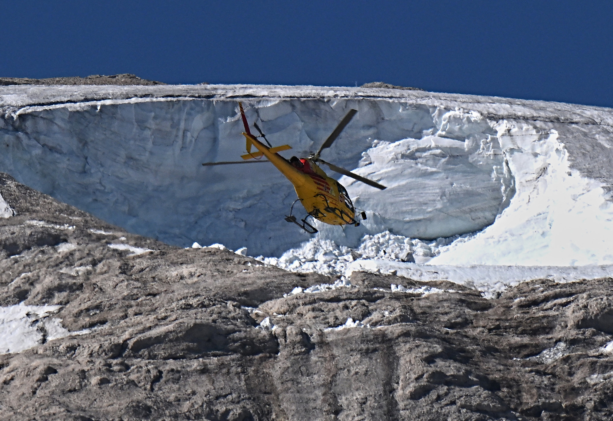 Mentőhelikopter a Marmolada hegyen 2022. július 6-án.