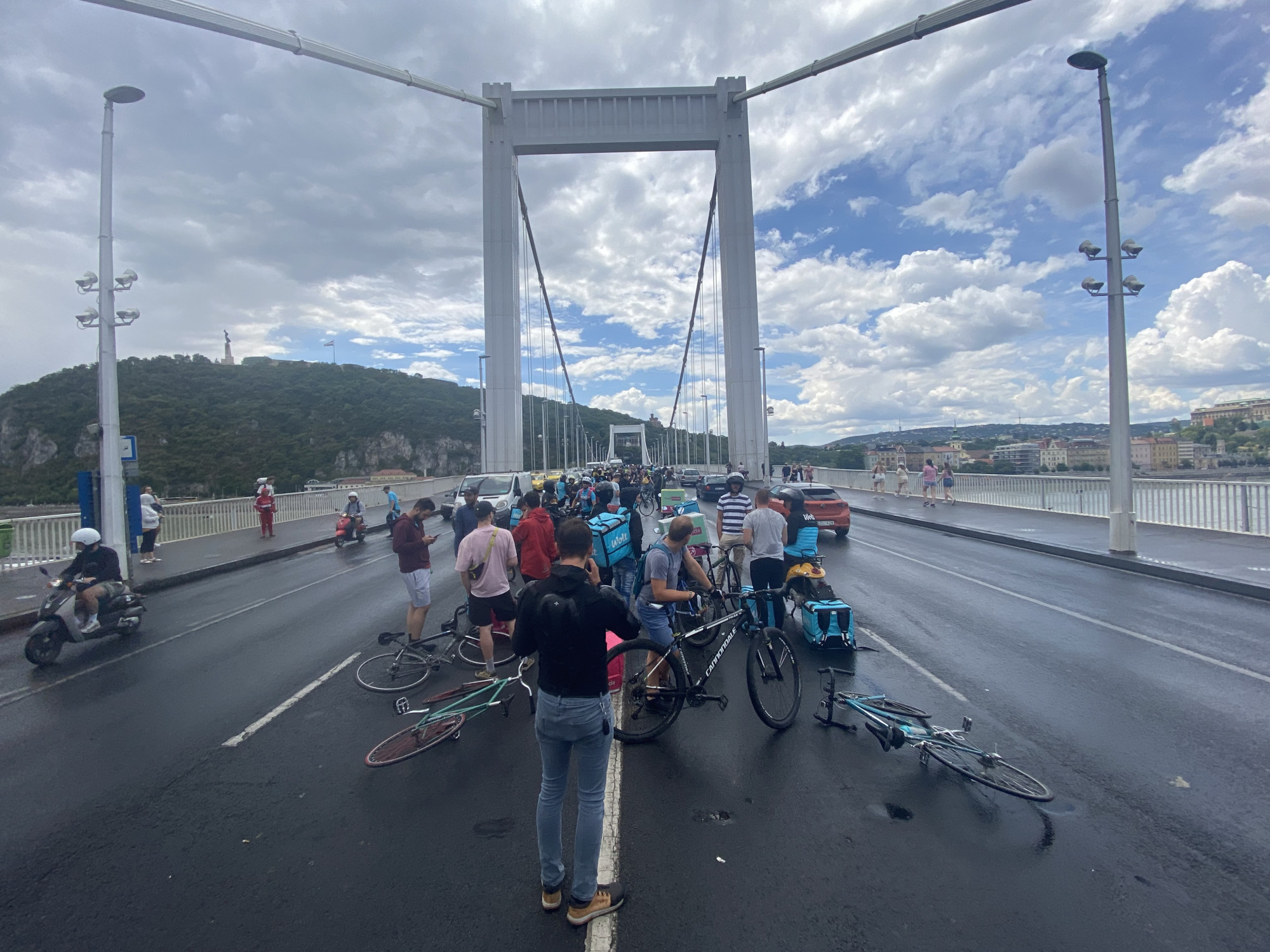 Élő közvetítésünk az Erzsébet hídról, a kata-törvény elleni tüntetésről