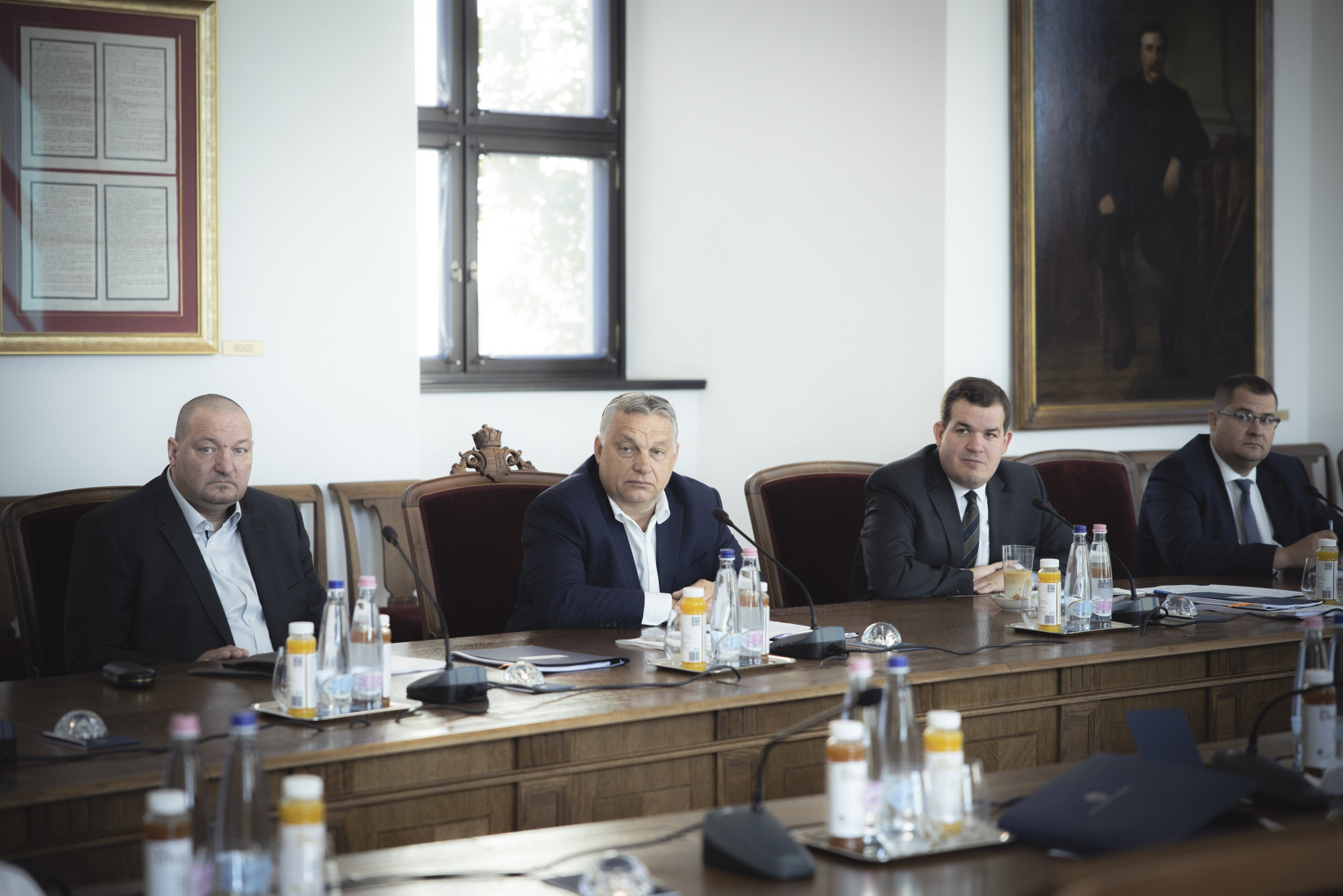 Orbán Viktor átbeszélte Németh Szilárddal és a minisztereivel az európai energia-veszélyhelyzet