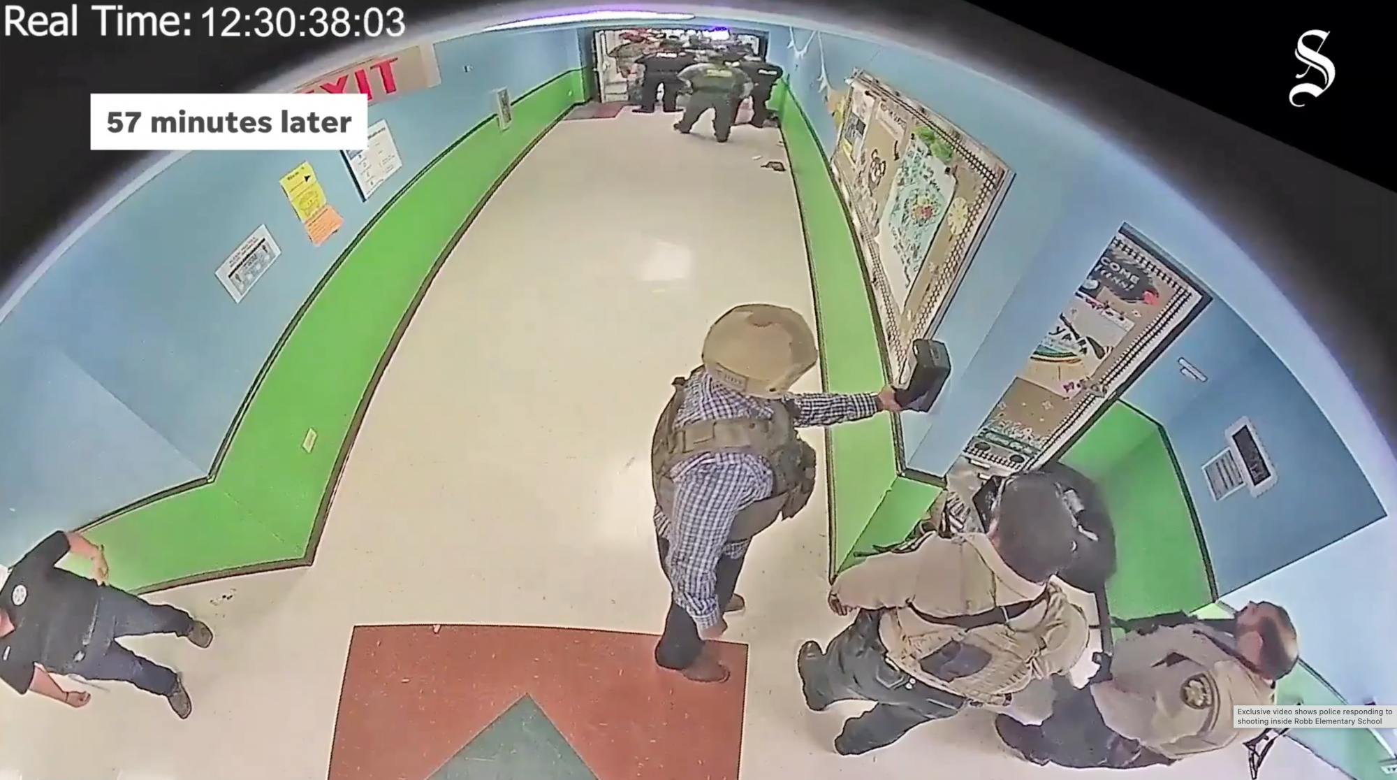 Videón, ahogy a rendőrök 77 percig nem merték rátörni a texasi iskolai merénylőre az ajtót