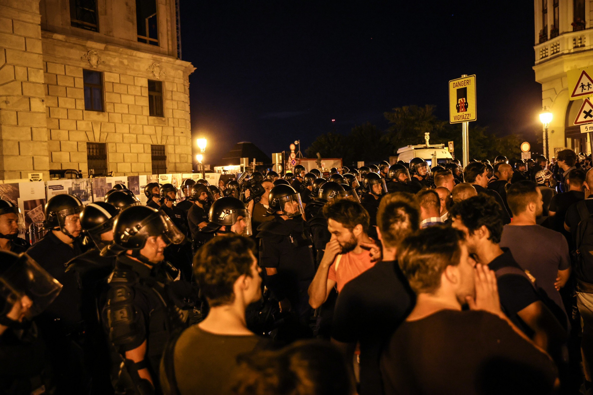 Fiatal tüntetők ezrei vonultak Budapesten, hajnalban parázs dolgok is történtek