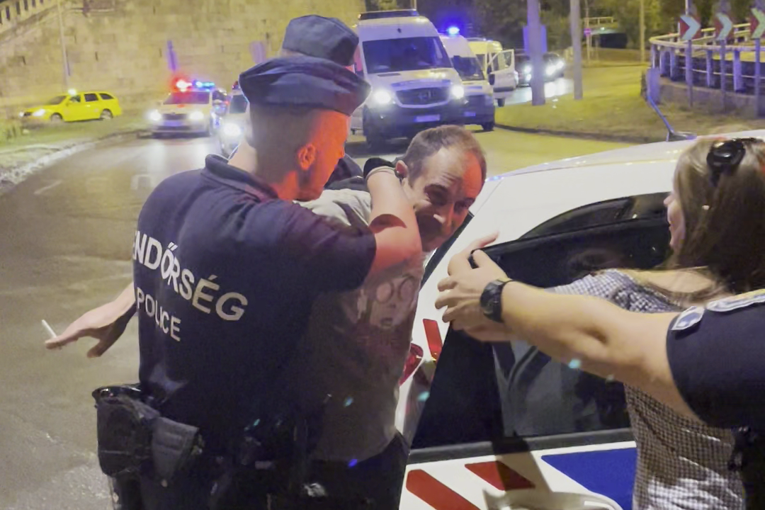 Rendőrök vitték el az Erzsébet hídról a Kutyapárt tüntető elnökét, Kovács Gergőt