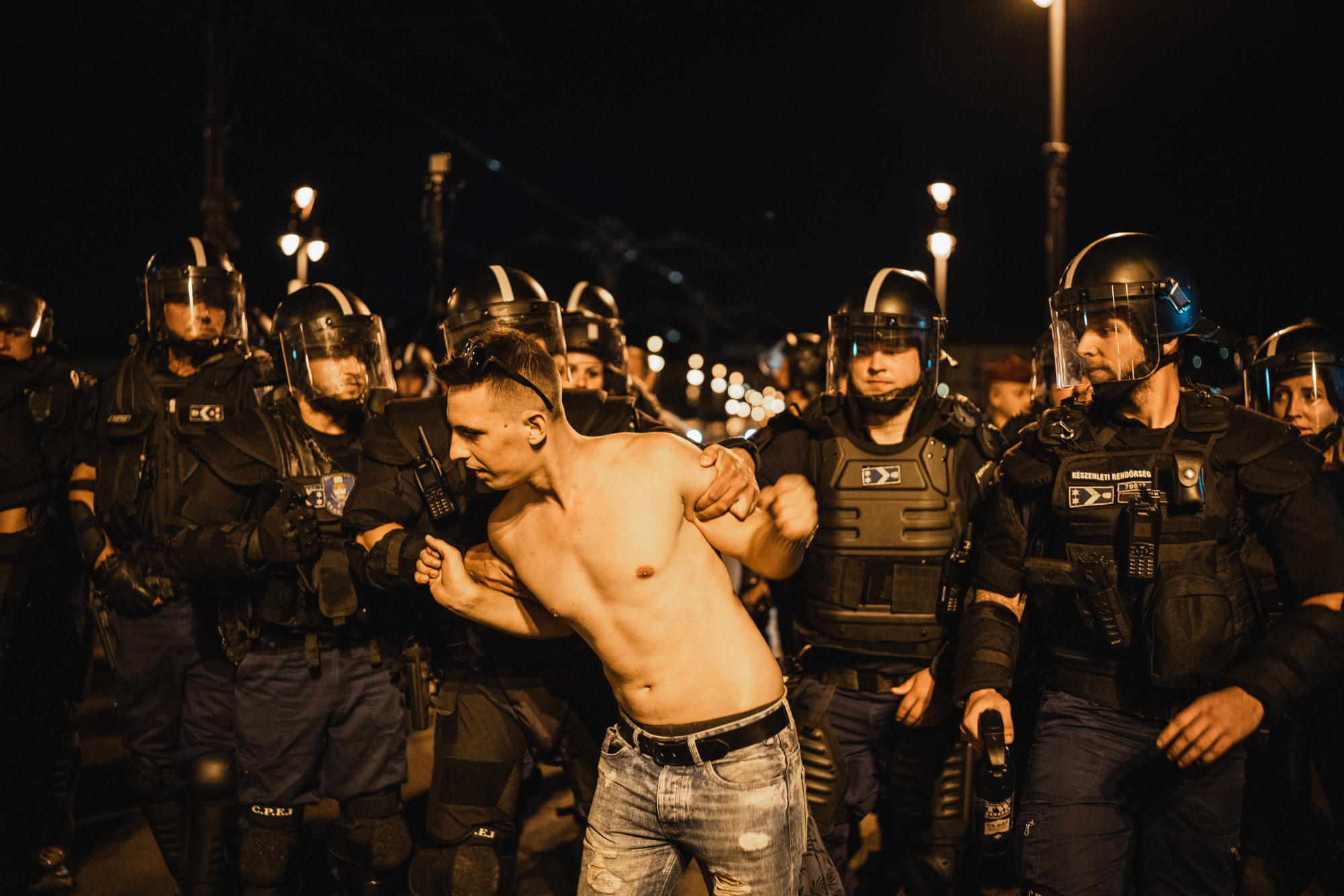 Egy dühös budapesti éjszaka képei kormányzati megszorítások idején