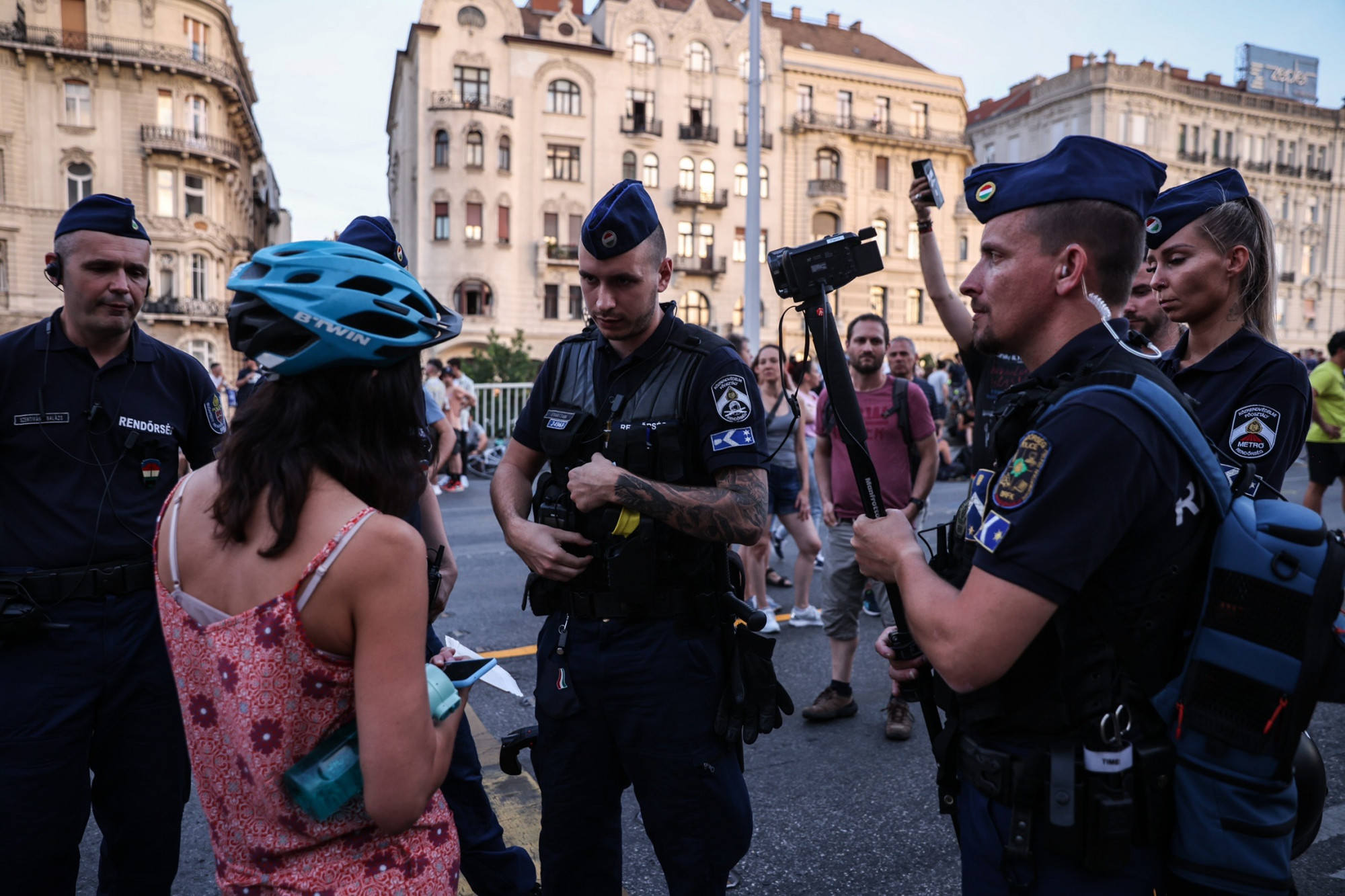 Vasárnap reggelig akárkit, akármikor, akármiért igazoltathatnak és átvizsgálhatnak a rendőrök Budapesten