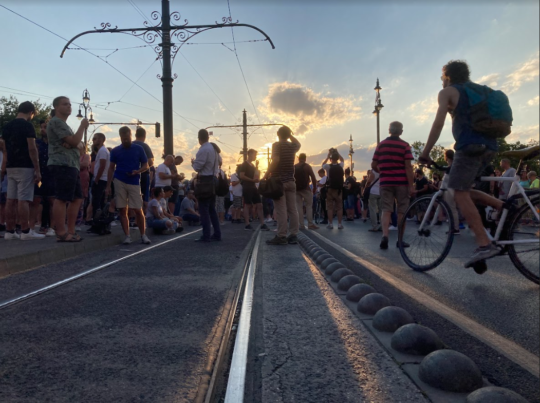 A Margit-híd elfoglalása óta összevissza mászkálnak a tüntetők Pesten