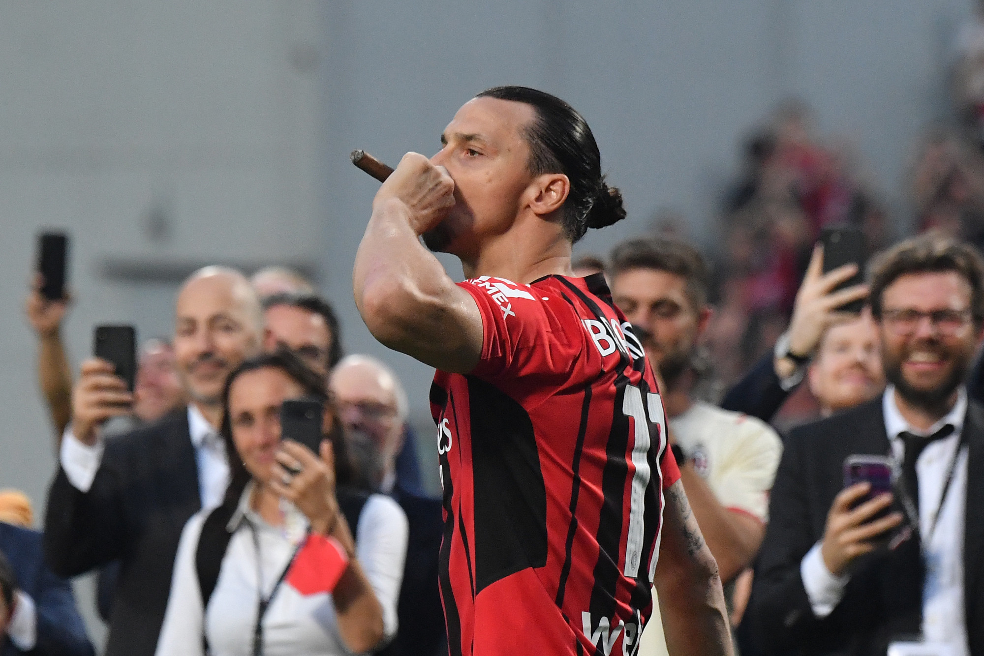 Zlatan Ibrahimovic szivarral a szájában ünnepli az AC Milan bajnoki címét 2022. május 22-én