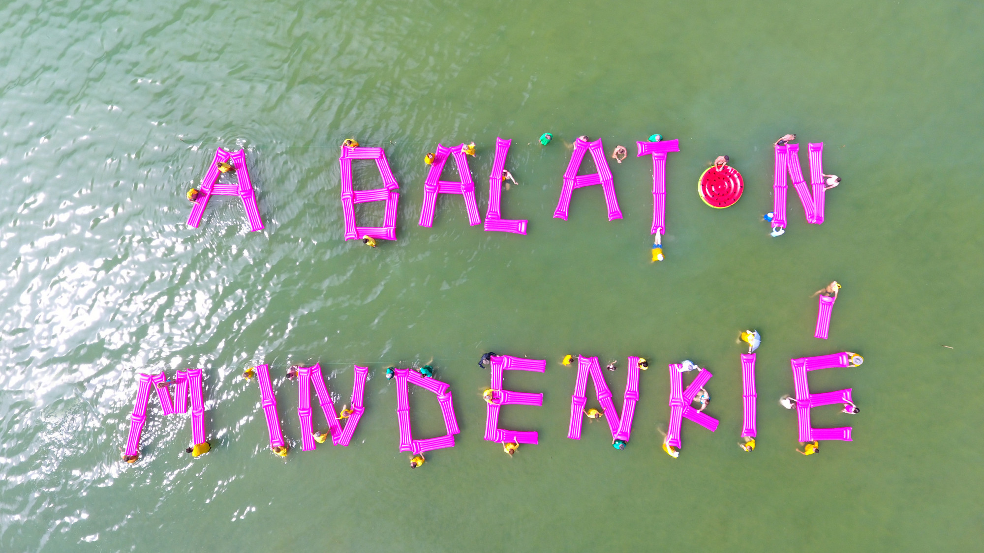 Gumimatracokkal tiltakozott a Párbeszéd a Balaton kisajátítása ellen