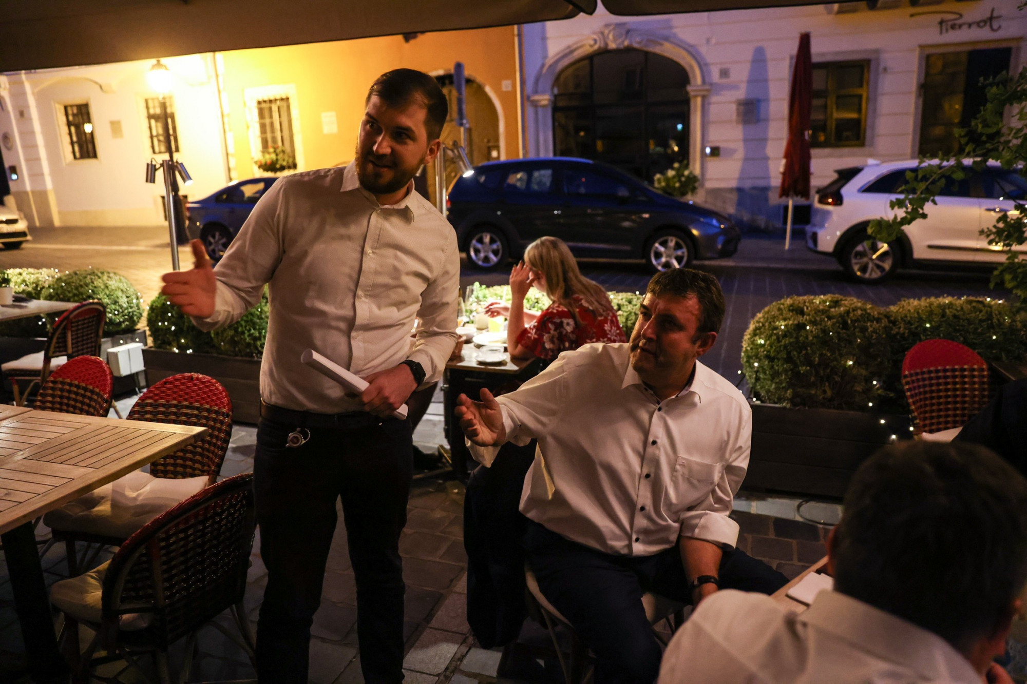 Miközben a kata miatt tüntetők elakadtak a rendőrsorfalnál, Palkovics miniszter egy közeli étteremben vacsorázott