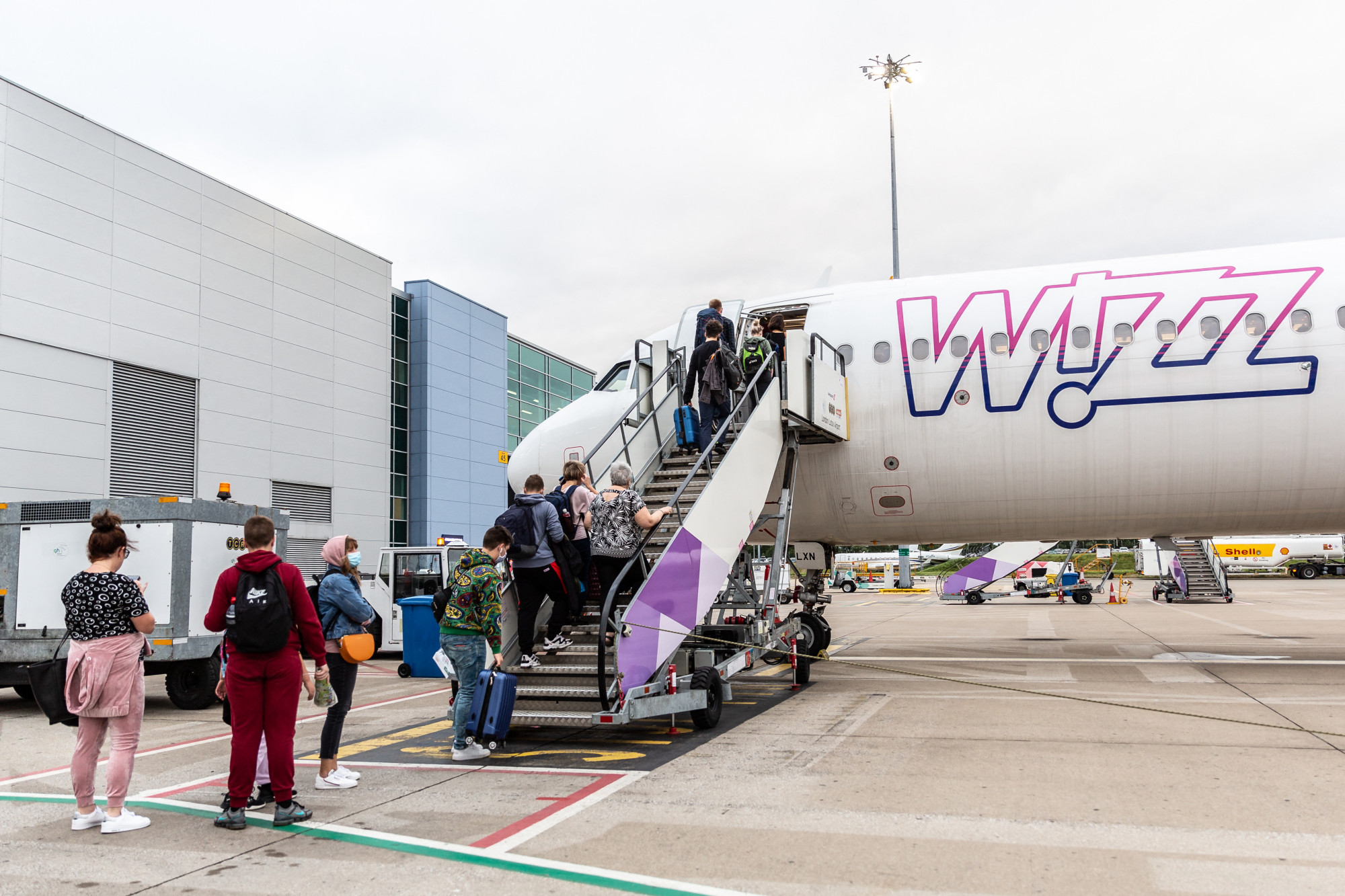 Több mint egy napja várják a Lutonban ragadt WizzAir-utasok, hogy kiderüljön, hogyan mehetnének haza