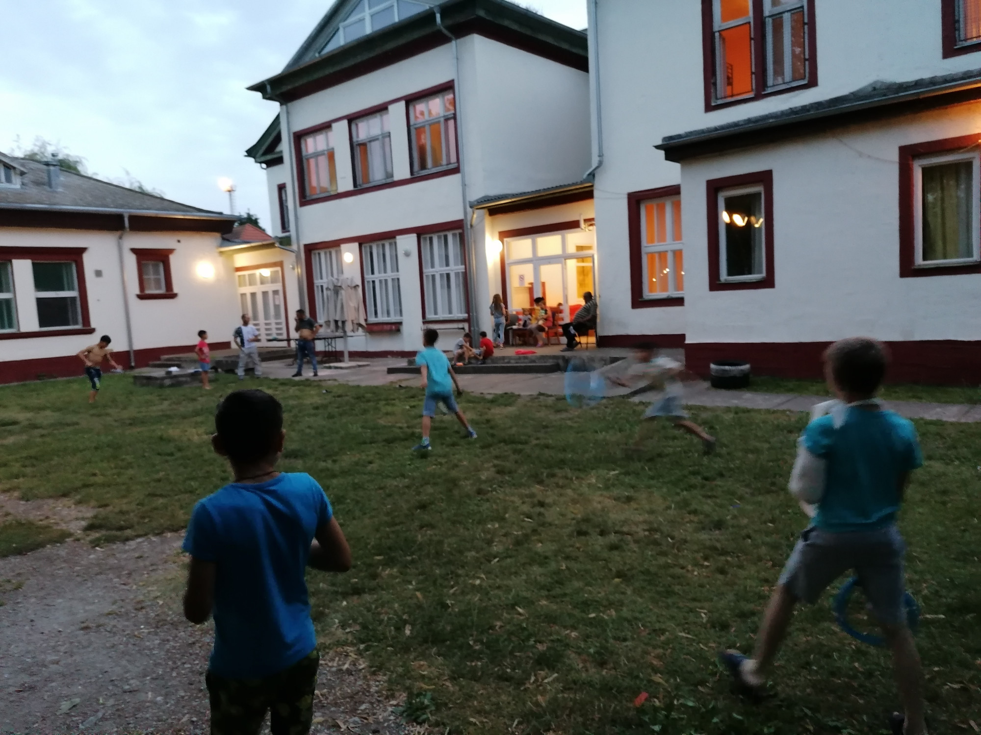 A fonyódi gyermeküdülő udvarán játszó, kárpátaljai menekült gyerekek.