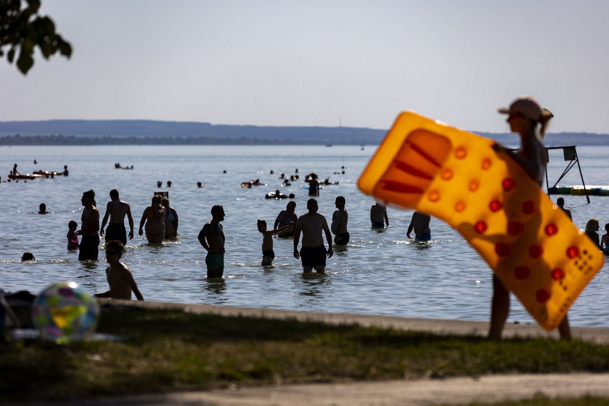 Fürdõzõk a Balatonban Fonyódnál, a bélatelepi strandon 2022. július 21-én