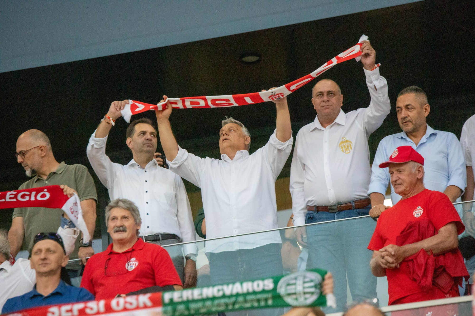 A székely szurkolók kórusban köszönték Orbánnak a stadiont