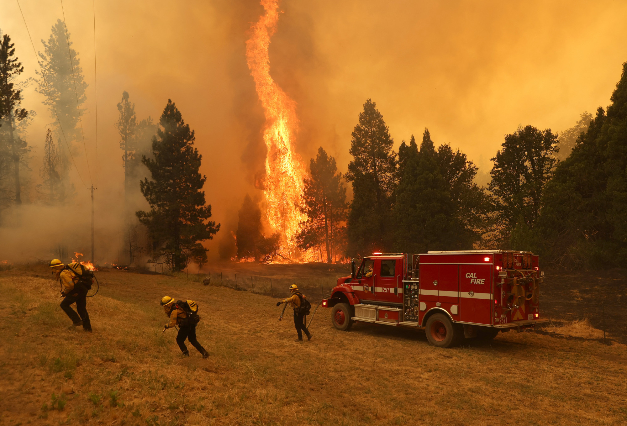 Több ezer embert evakuálnak Kaliforniában a gyorsan terjedő erdőtűz miatt