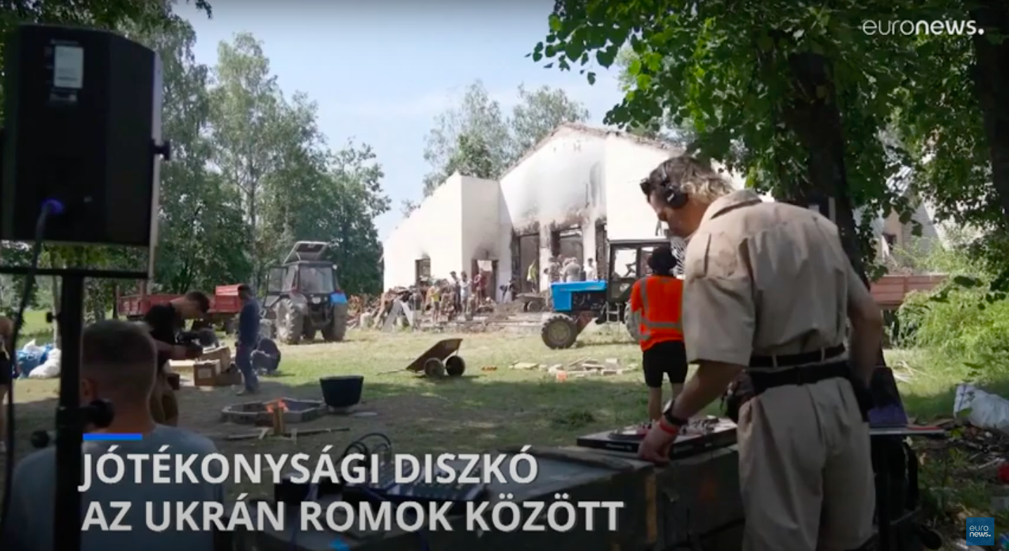 Mintha partiznának, DJ-vel, zenére takarítják el a romokat az ukrán technósok