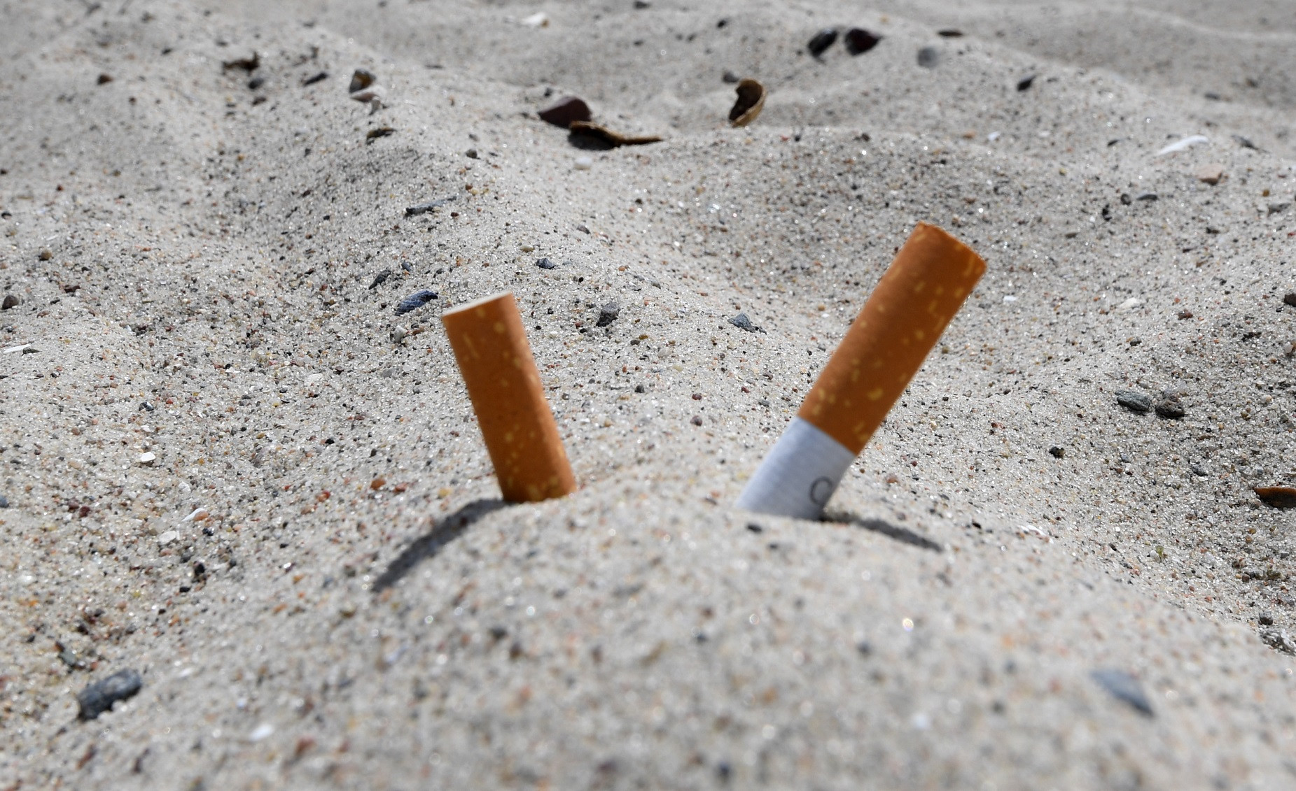 Betiltották a dohányzást Barcelona minden tengerparti strandján