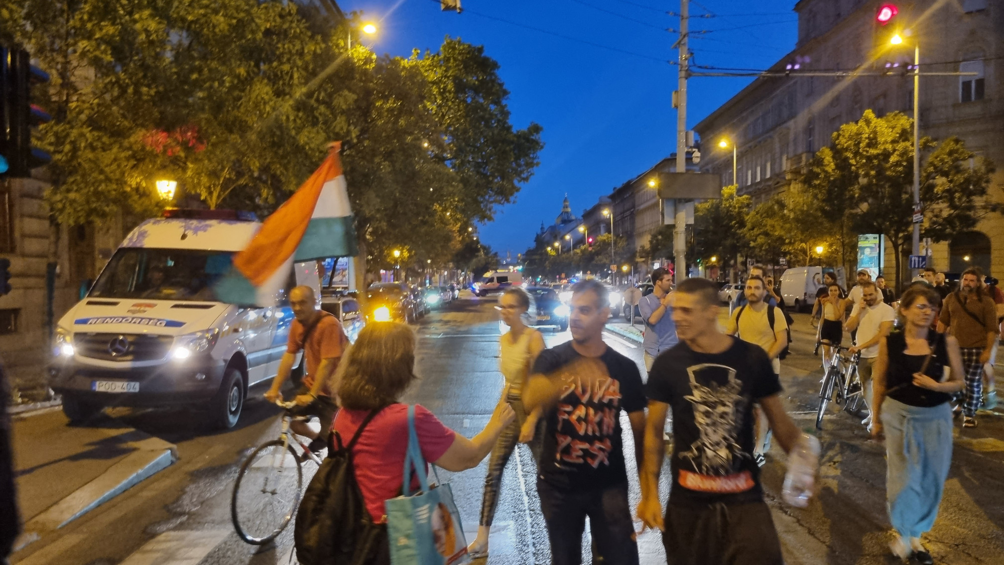 A nagykörúton vonulnak a tiltakozók a Kossuth téri gyűlés után