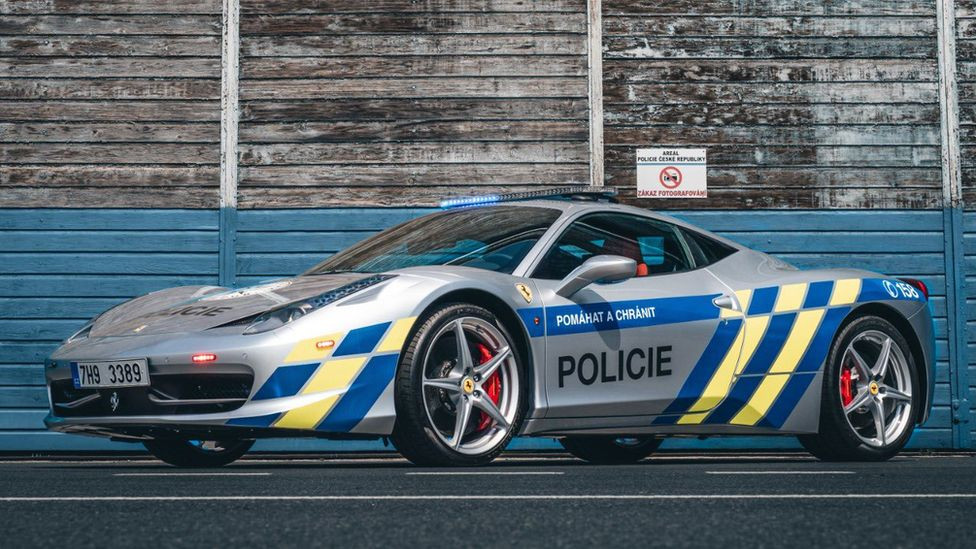 Ferrarival erősített a cseh rendőrség