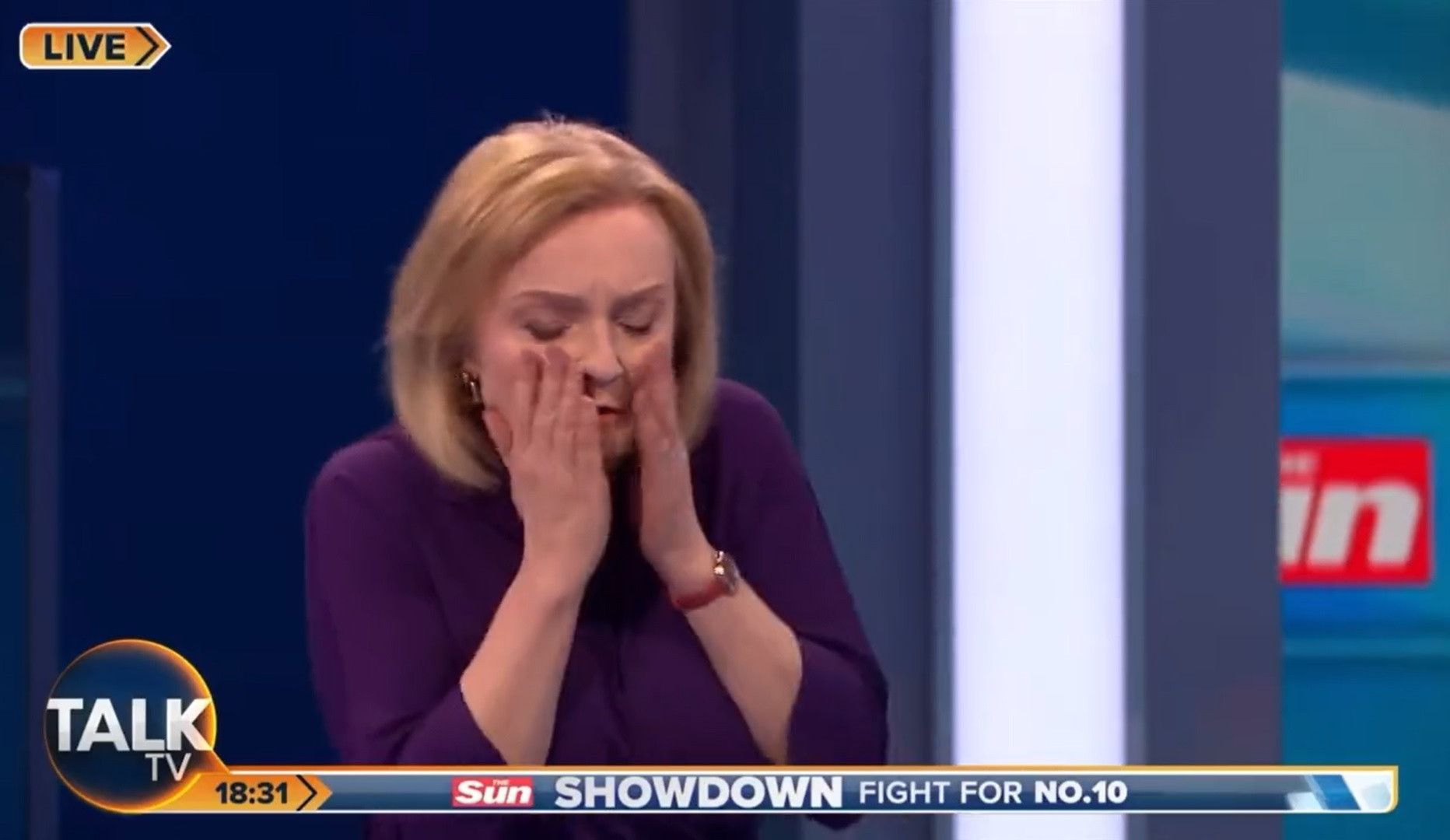 Félbeszakadt a brit miniszterelnök-jelöltek tévévitája, mert elájult a moderátor