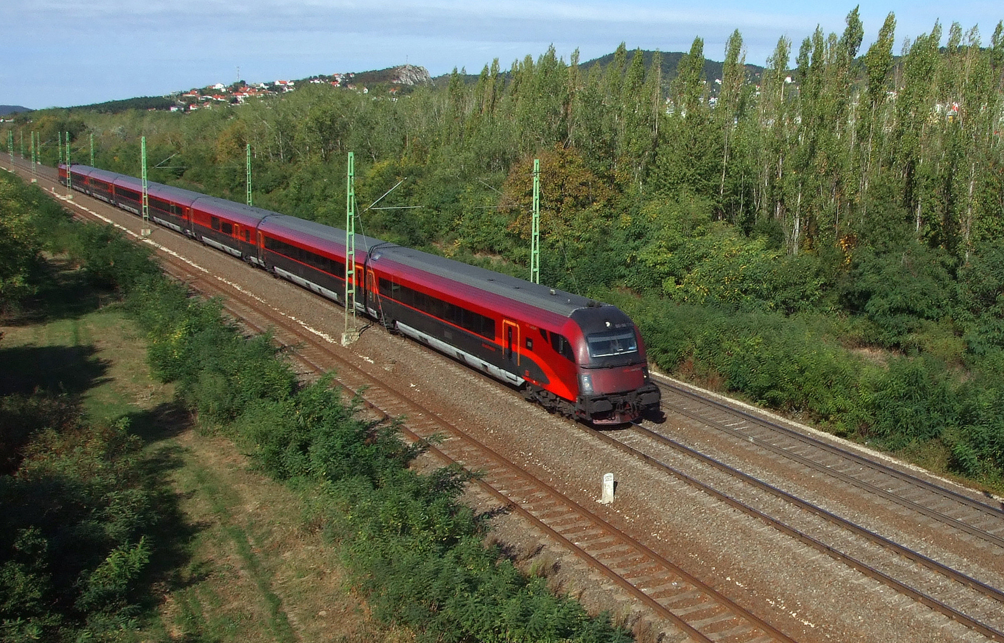 München felől érkező RailJet halad az 1-es vasúti fővonalon