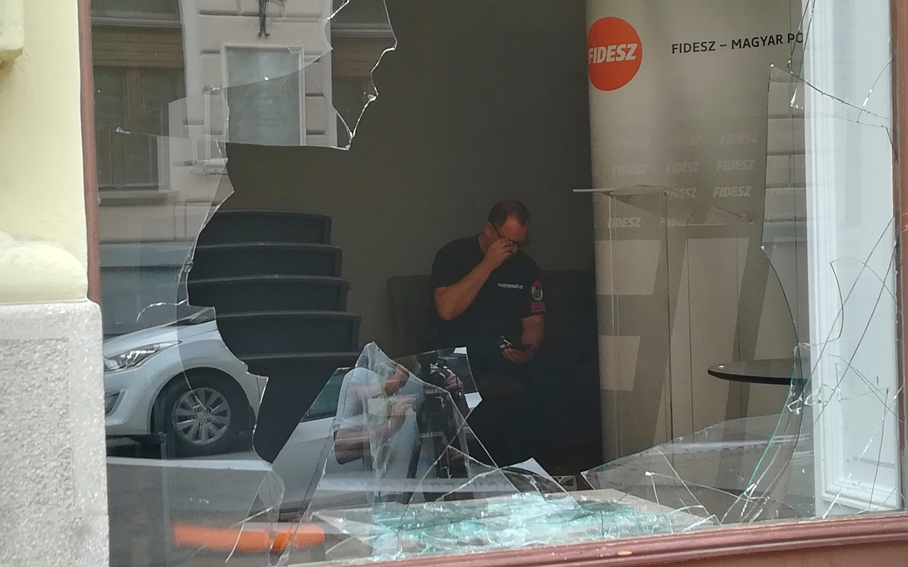 Molotov-koktélt dobott el a 28 éves férfi, miután betört a szegedi Fidesz-irodába