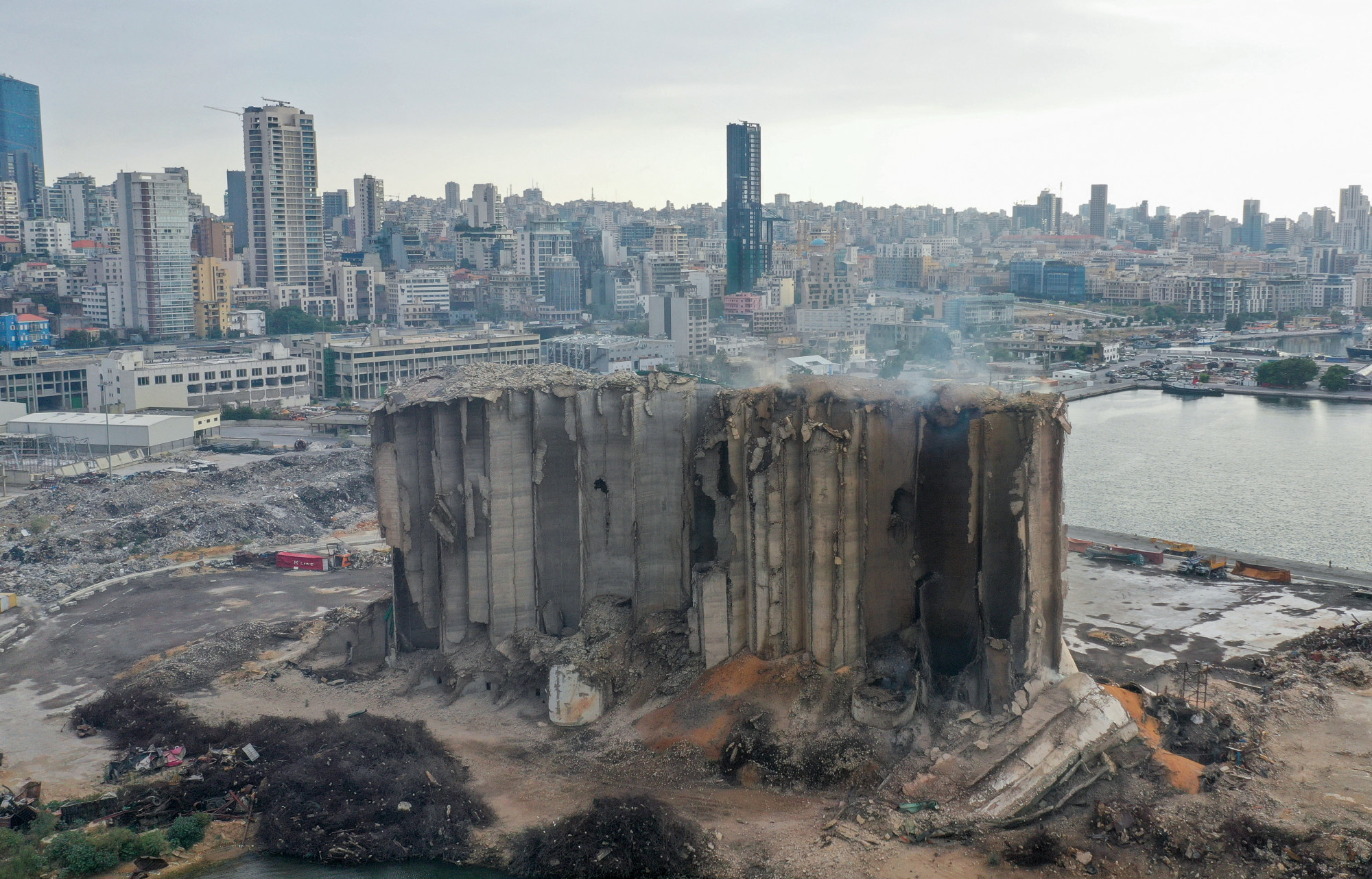 Összedőlt a 2020-as bejrúti robbanásban megsérült gabonatározók egy része
