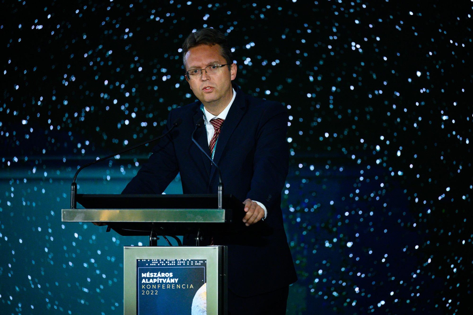 Hankó Balázs, a Kulturális és Innovációs Minisztérium felsőoktatásért felelős helyettes államtitkára beszédet mond a Mészáros Alapítvány VI. konferenciáján Balatonalmádiban 2022. augusztus 2-án.