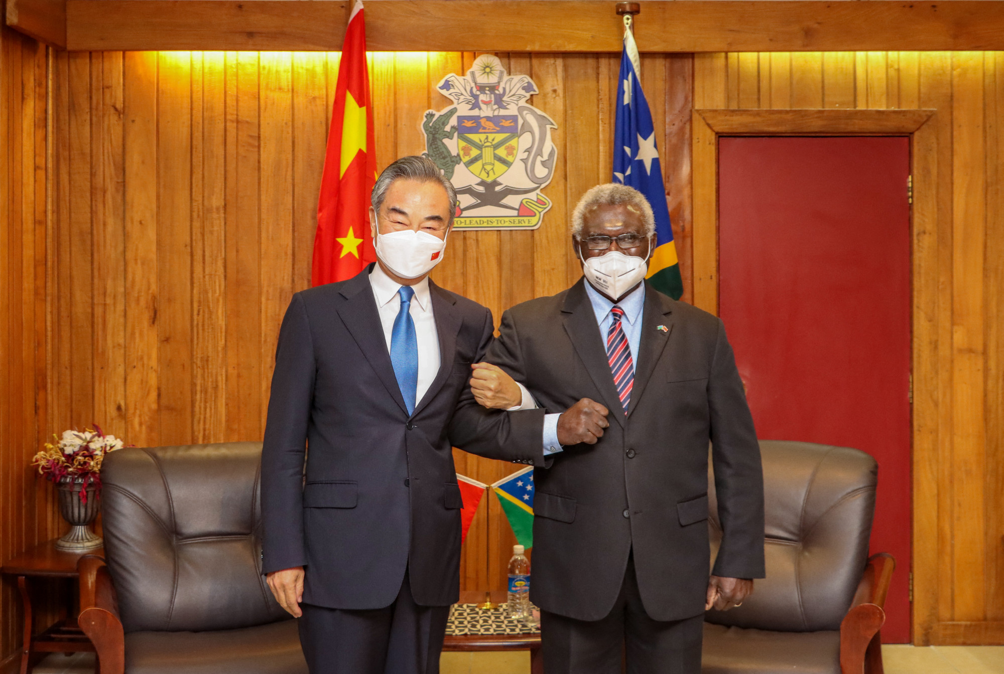Manasseh Sogavare, a Salamon-szigetek miniszterelnöke és Wang Yi, Kína külügyminisztere