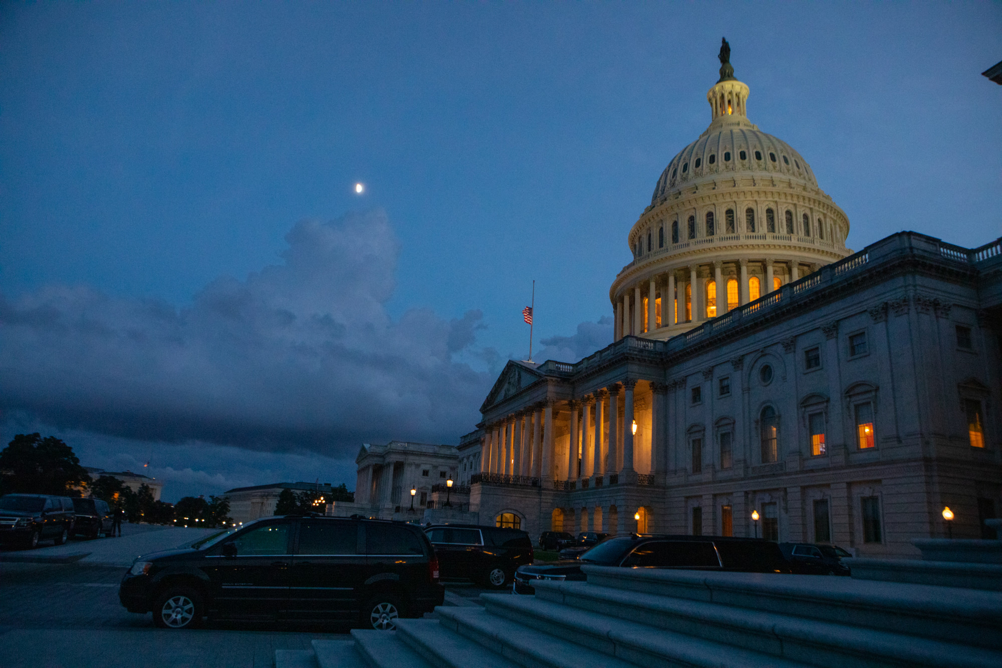 Az Egyesült Államok szenátusának washingtoni épülete augusztus 6-án szombat este