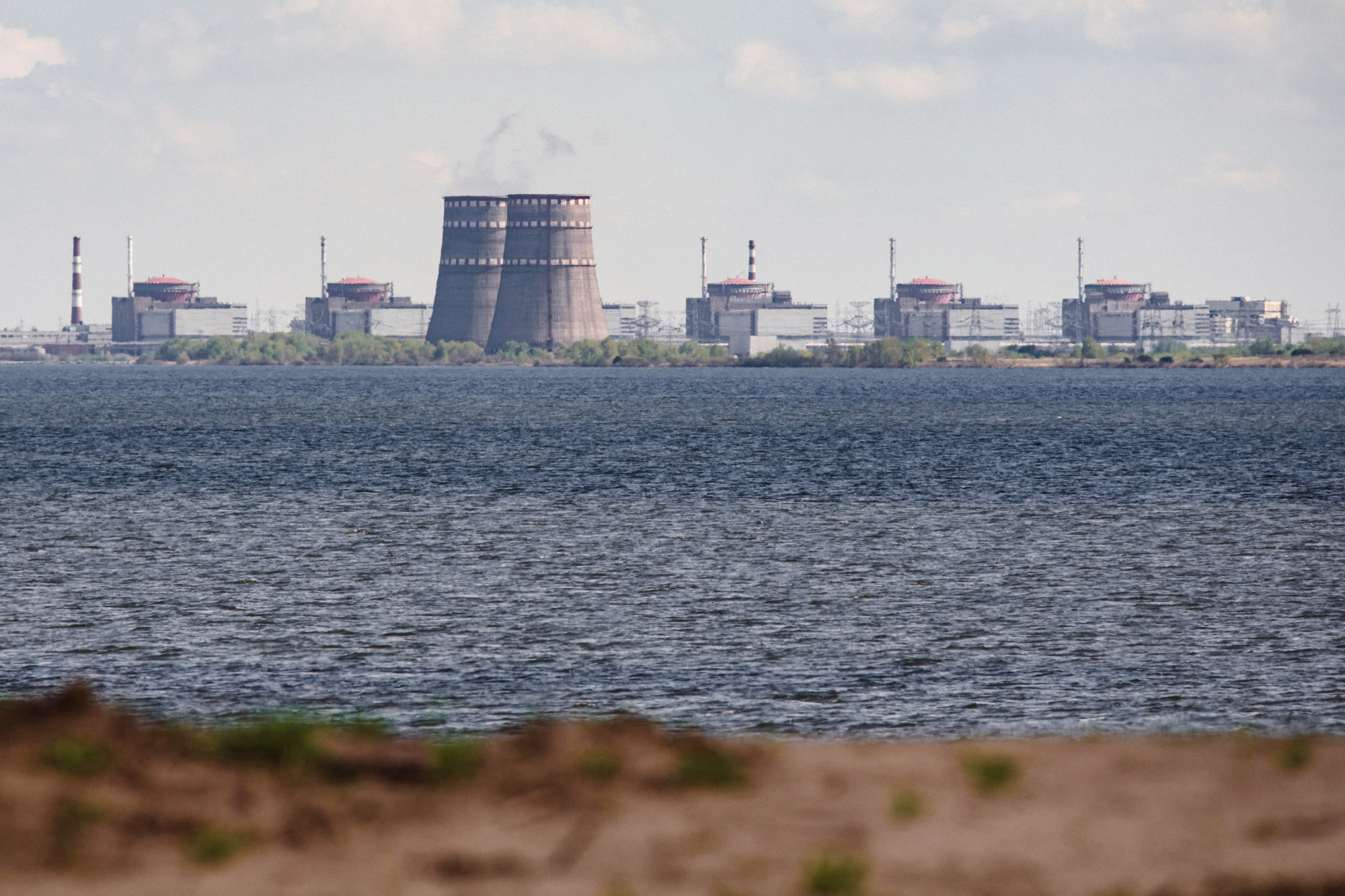 A zaporizzsjai erőmű Nikopolból nézve április 27-én.